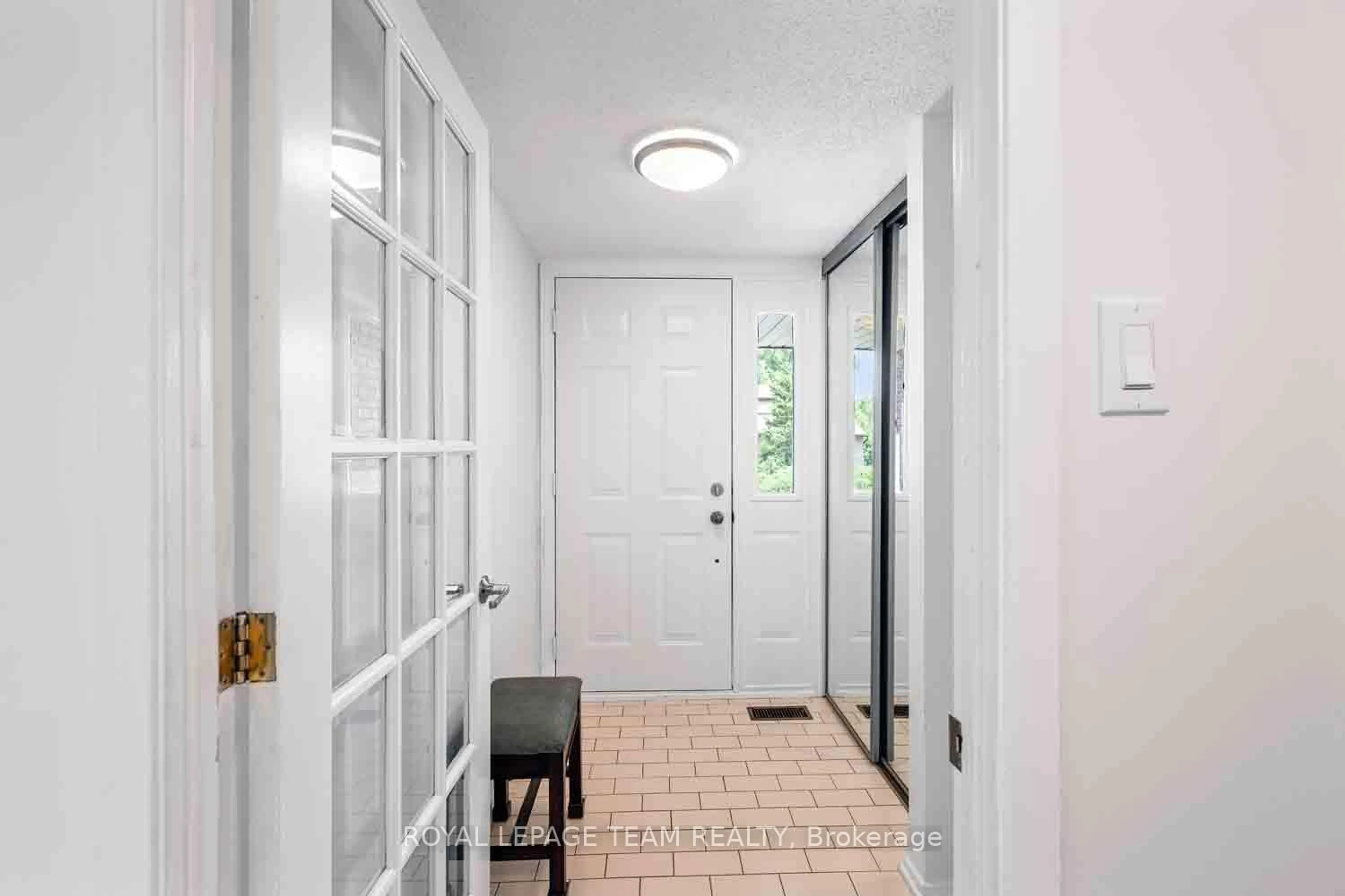 Indoor entryway for 940 Beauclaire Dr, Ottawa Ontario K1C 2J3