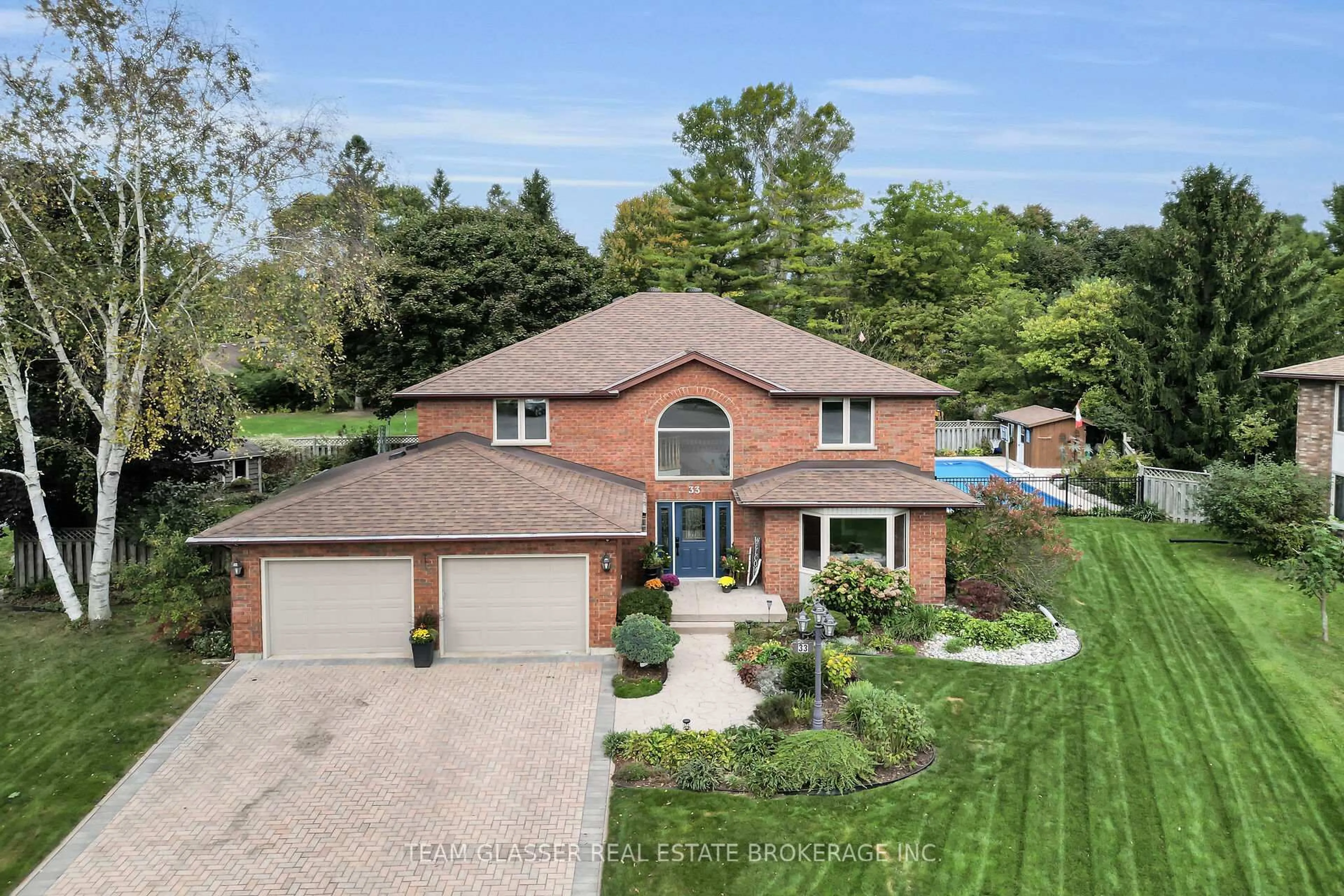 A pic from outside/outdoor area/front of a property/back of a property/a pic from drone, water/lake/river/ocean view for 33 HILLCREST Crt, Middlesex Centre Ontario N0L 1E0