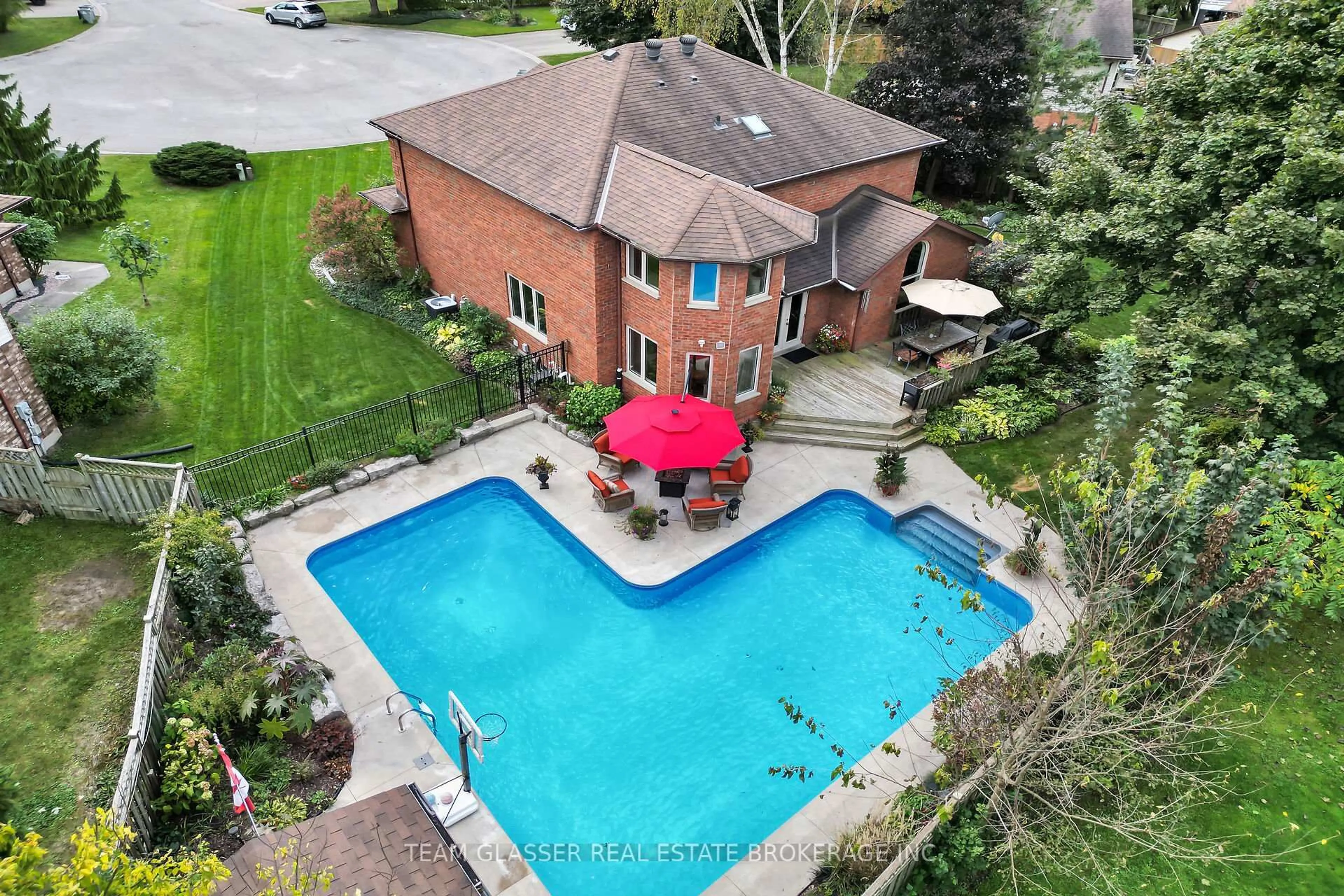 A pic from outside/outdoor area/front of a property/back of a property/a pic from drone, water/lake/river/ocean view for 33 HILLCREST Crt, Middlesex Centre Ontario N0L 1E0