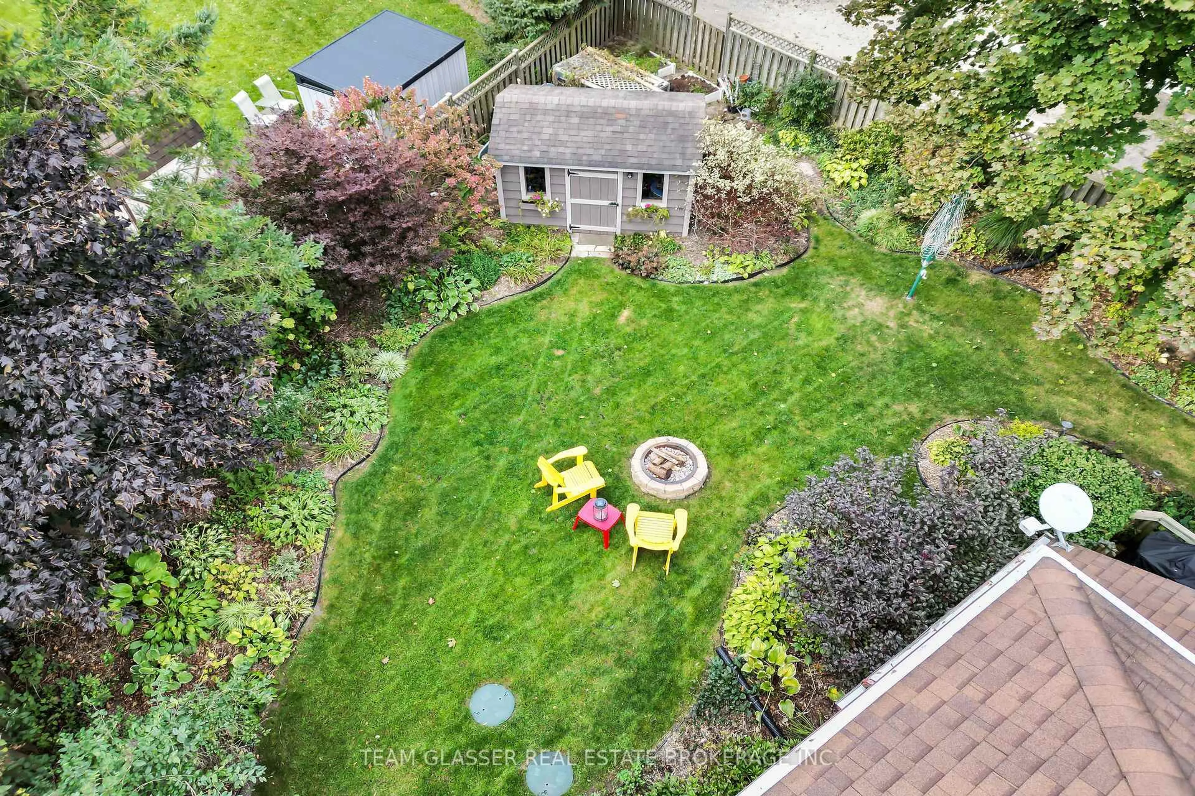 A pic from outside/outdoor area/front of a property/back of a property/a pic from drone, street for 33 HILLCREST Crt, Middlesex Centre Ontario N0L 1E0