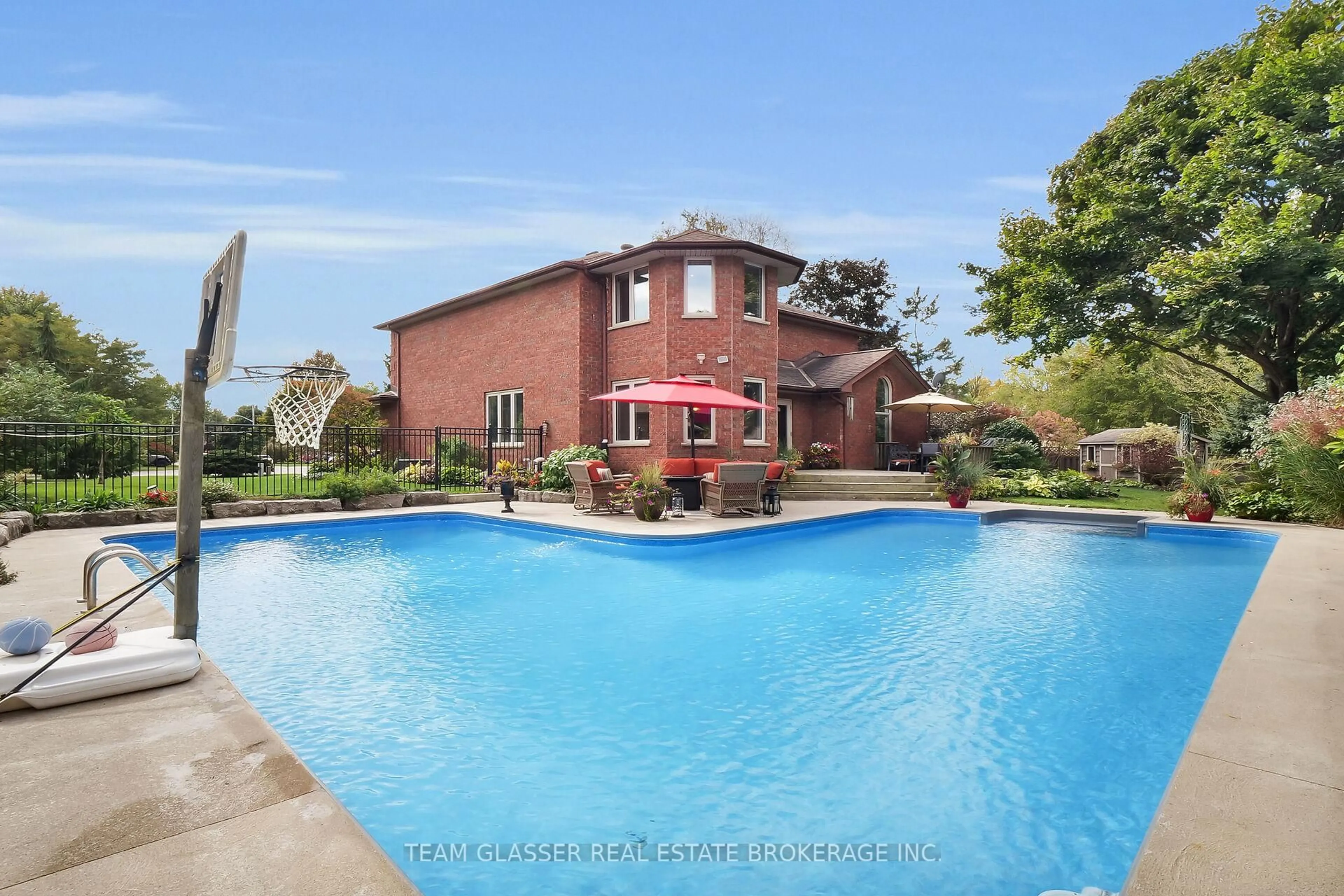 Pool for 33 HILLCREST Crt, Middlesex Centre Ontario N0L 1E0