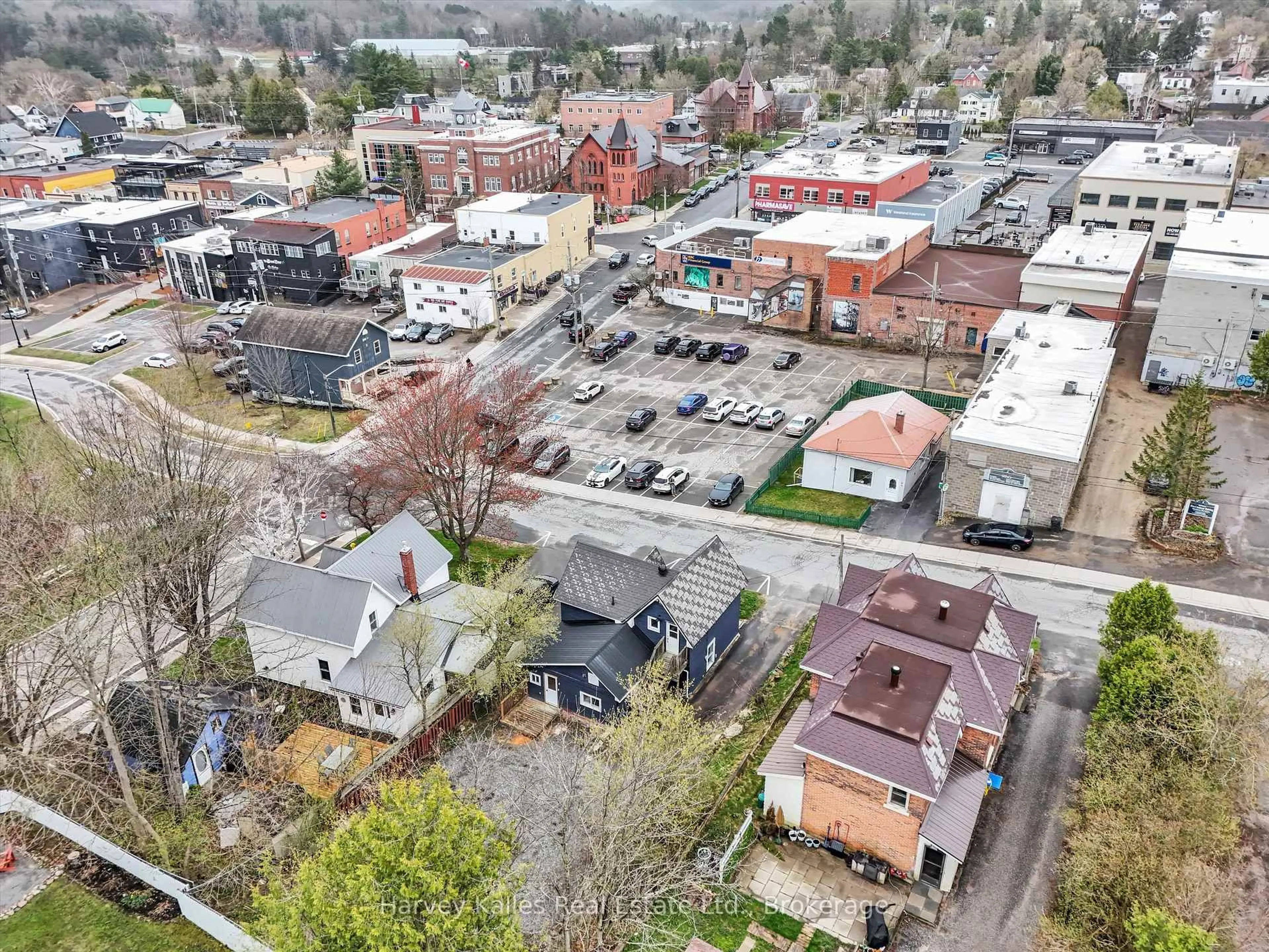 A pic from outside/outdoor area/front of a property/back of a property/a pic from drone, street for 10 Caroline St, Huntsville Ontario P1H 2B4