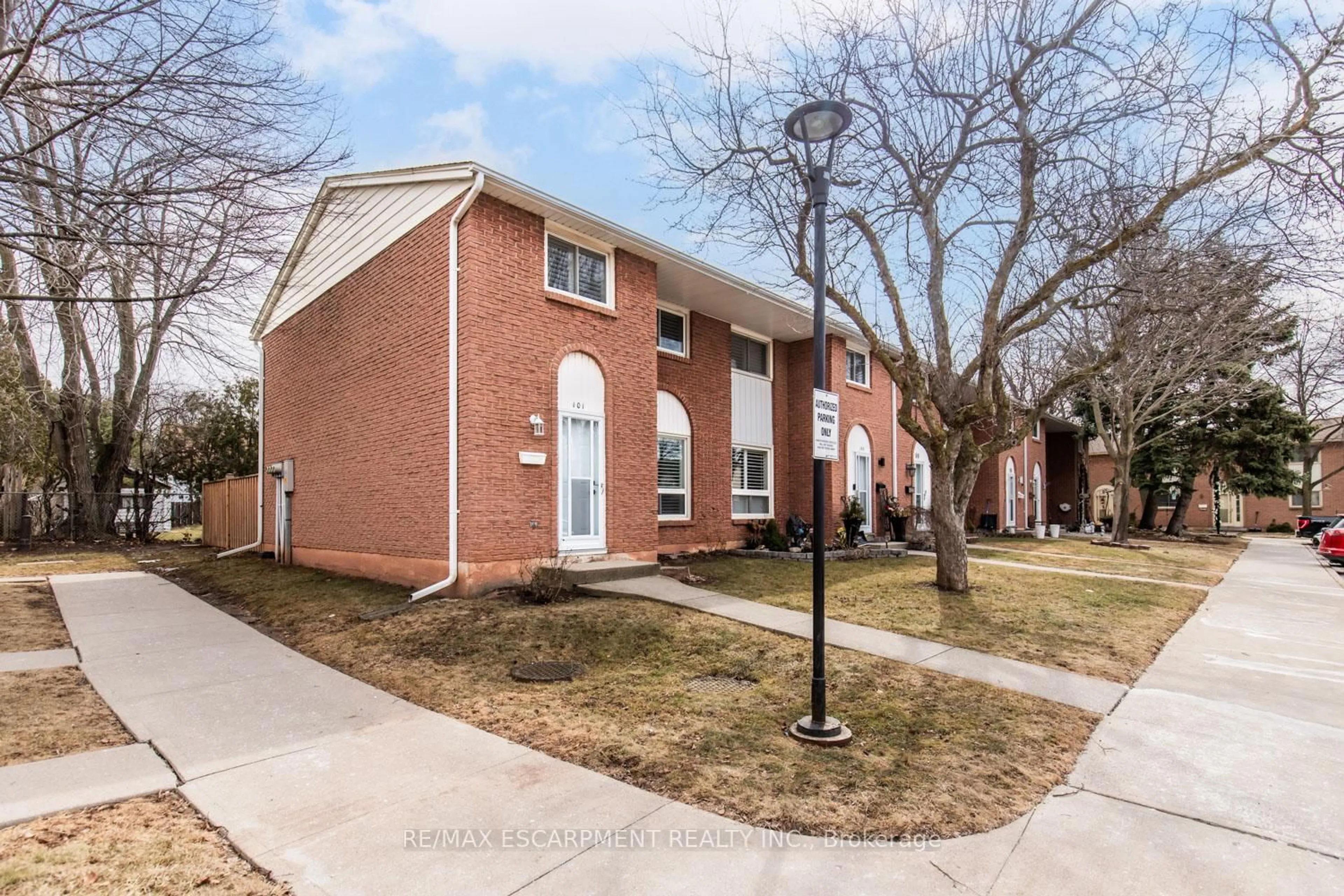 Home with brick exterior material, street for 150 Gateshead Cres #101, Hamilton Ontario L0R 1B3
