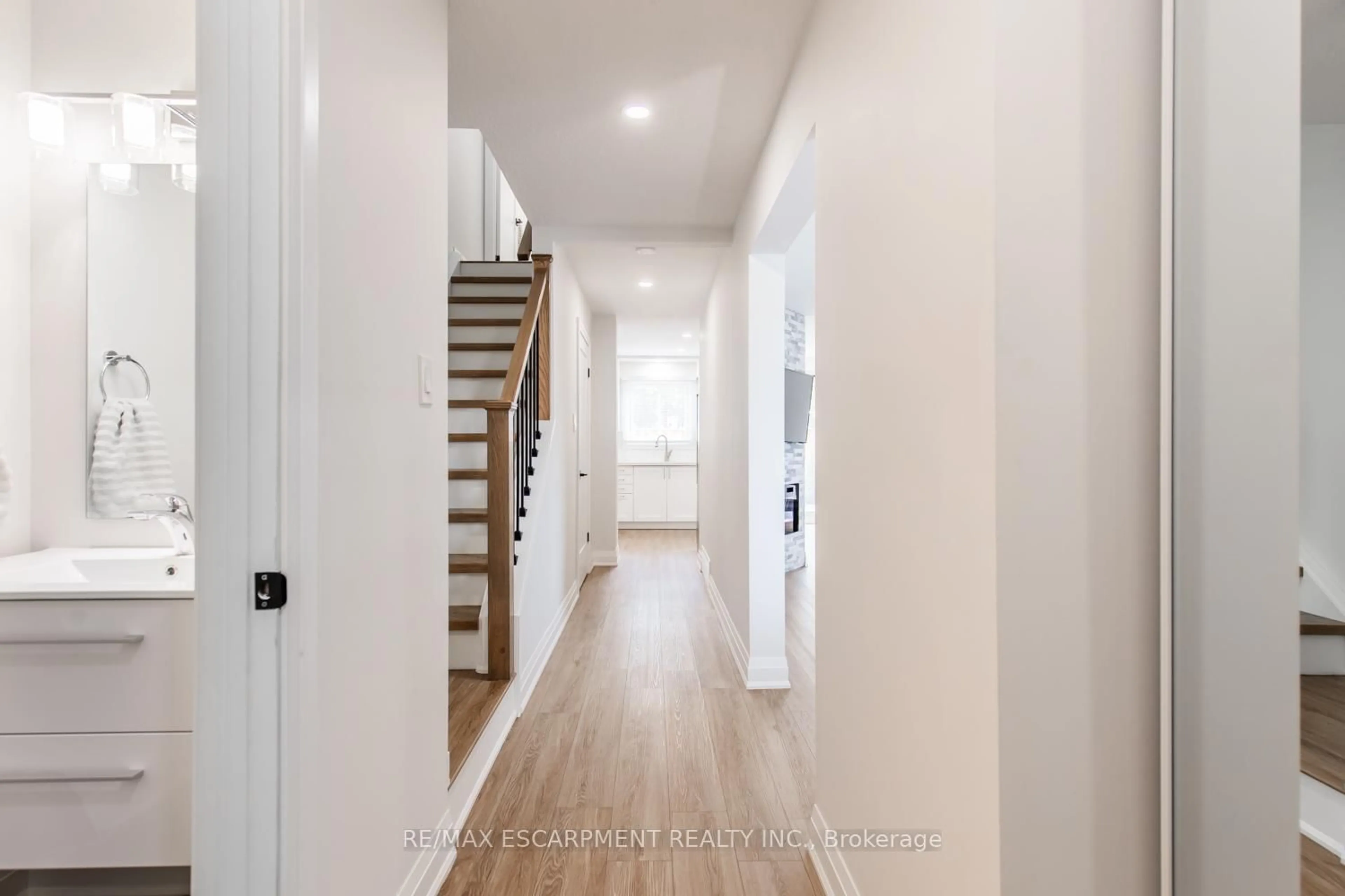Indoor entryway for 150 Gateshead Cres #101, Hamilton Ontario L0R 1B3