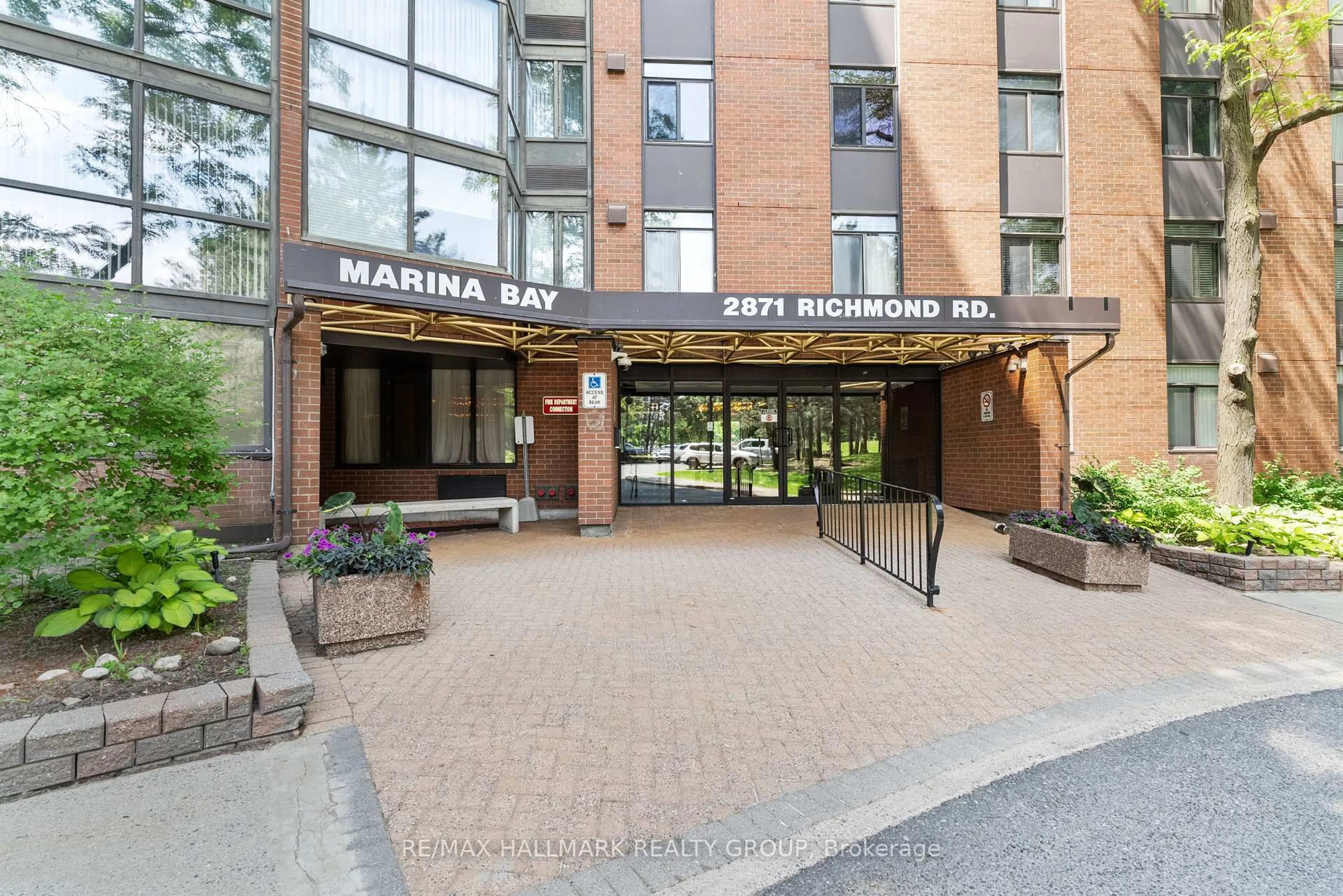 Indoor foyer for 2871 Richmond Rd #404, Ottawa Ontario K2B 8M5