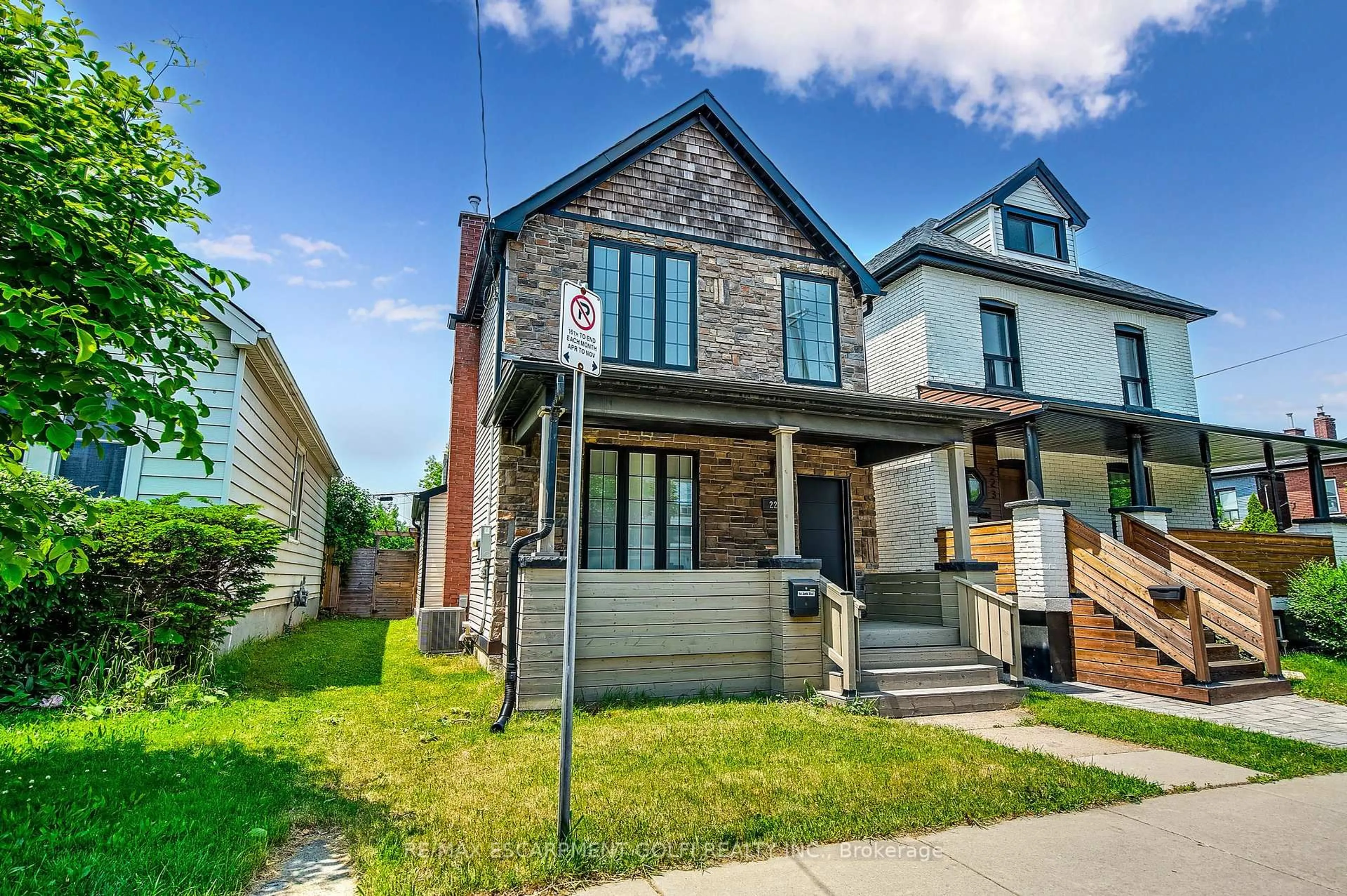 Home with brick exterior material, street for 221 Rosslyn Ave, Hamilton Ontario L8L 7P8