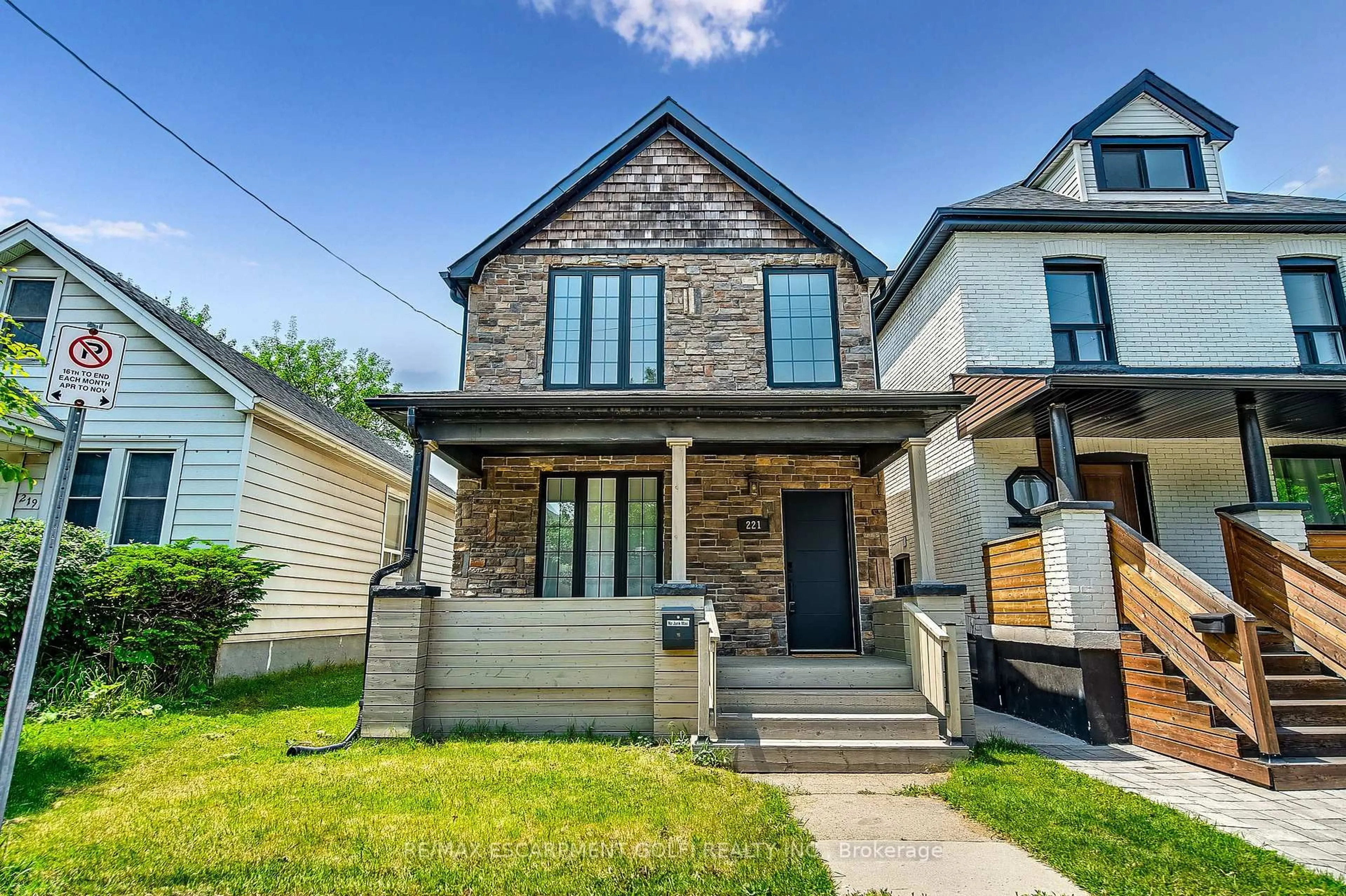 Home with brick exterior material, street for 221 Rosslyn Ave, Hamilton Ontario L8L 7P8