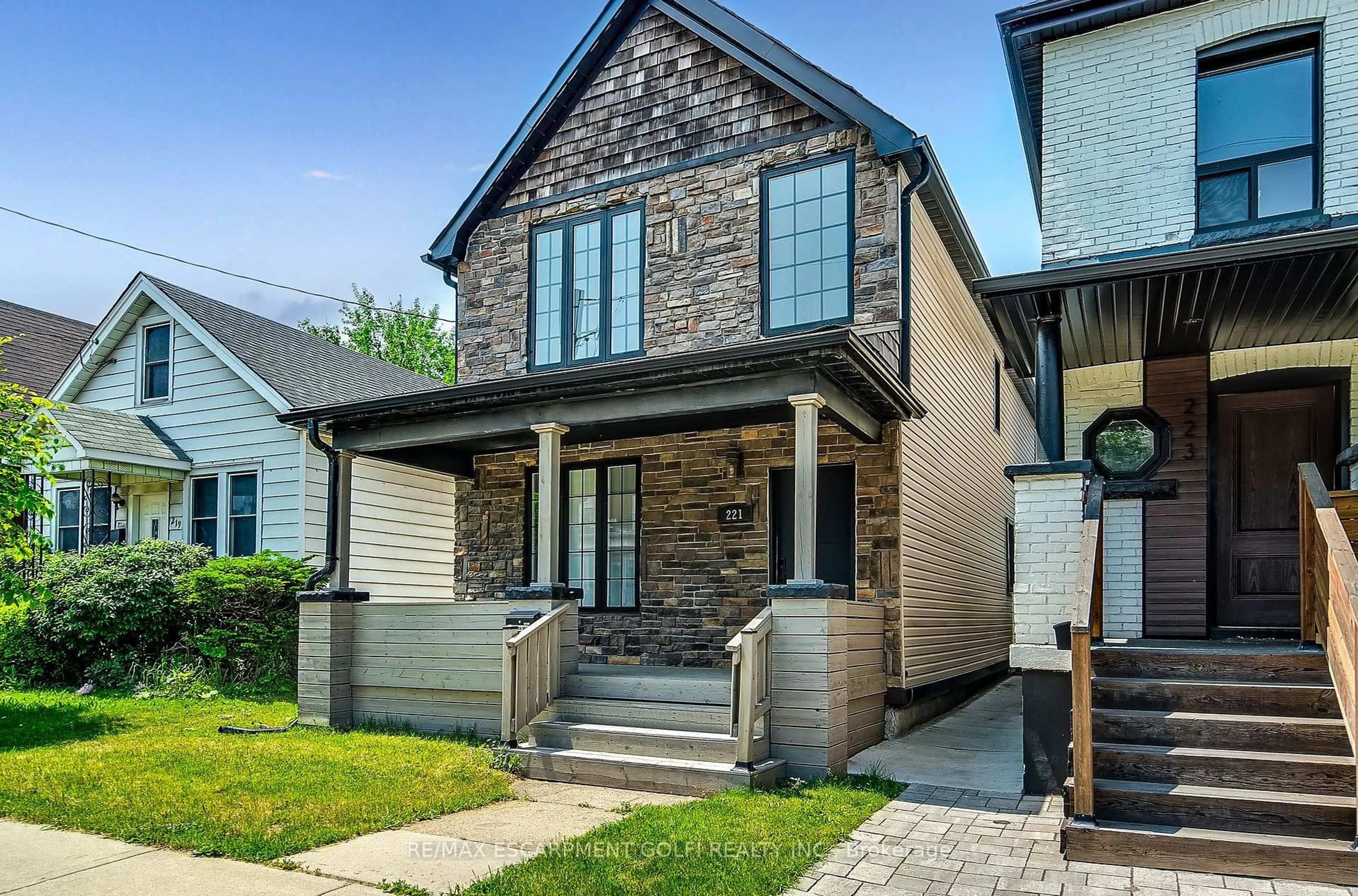 Home with brick exterior material, street for 221 Rosslyn Ave, Hamilton Ontario L8L 7P8