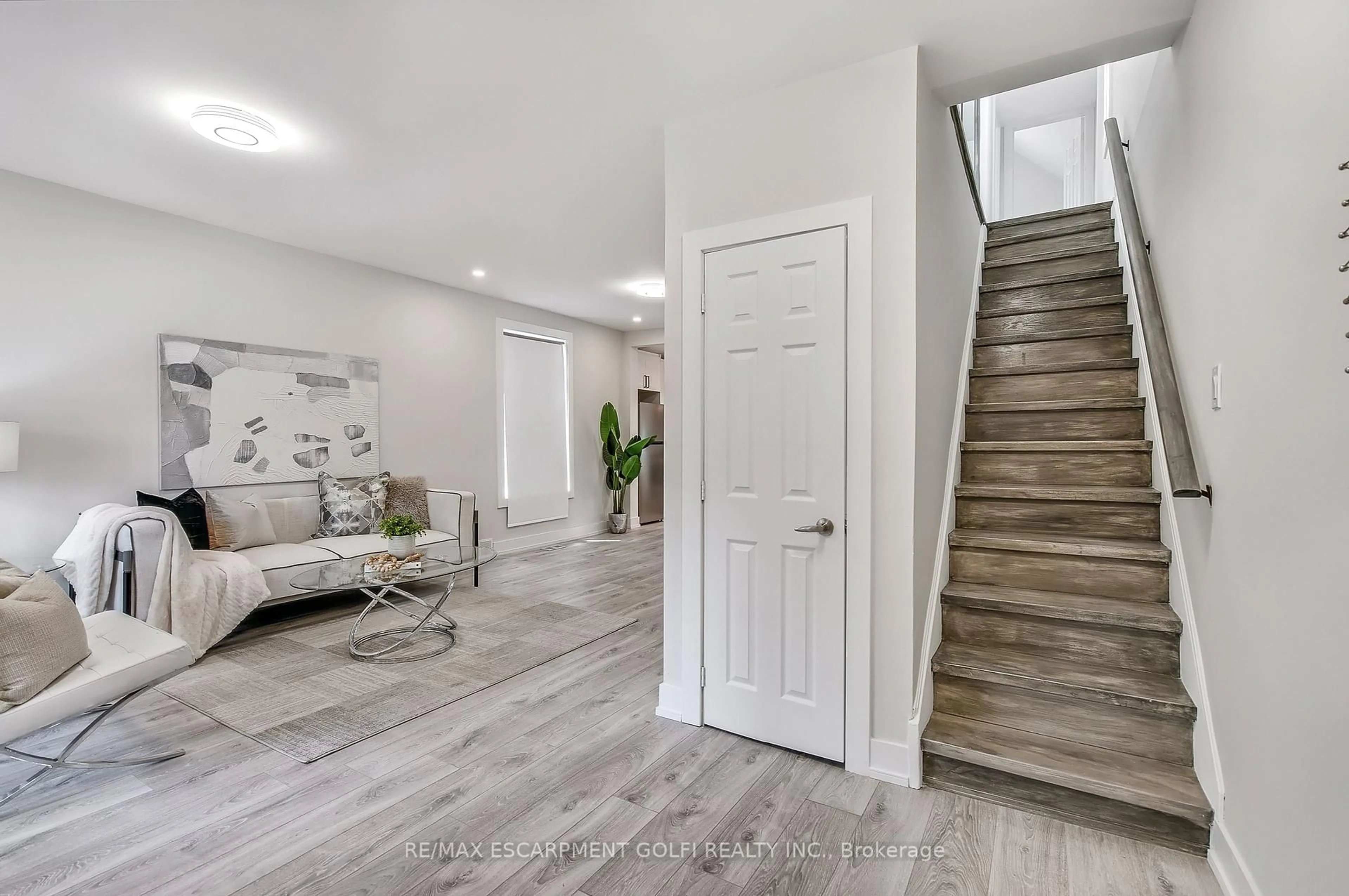 Indoor entryway for 221 Rosslyn Ave, Hamilton Ontario L8L 7P8