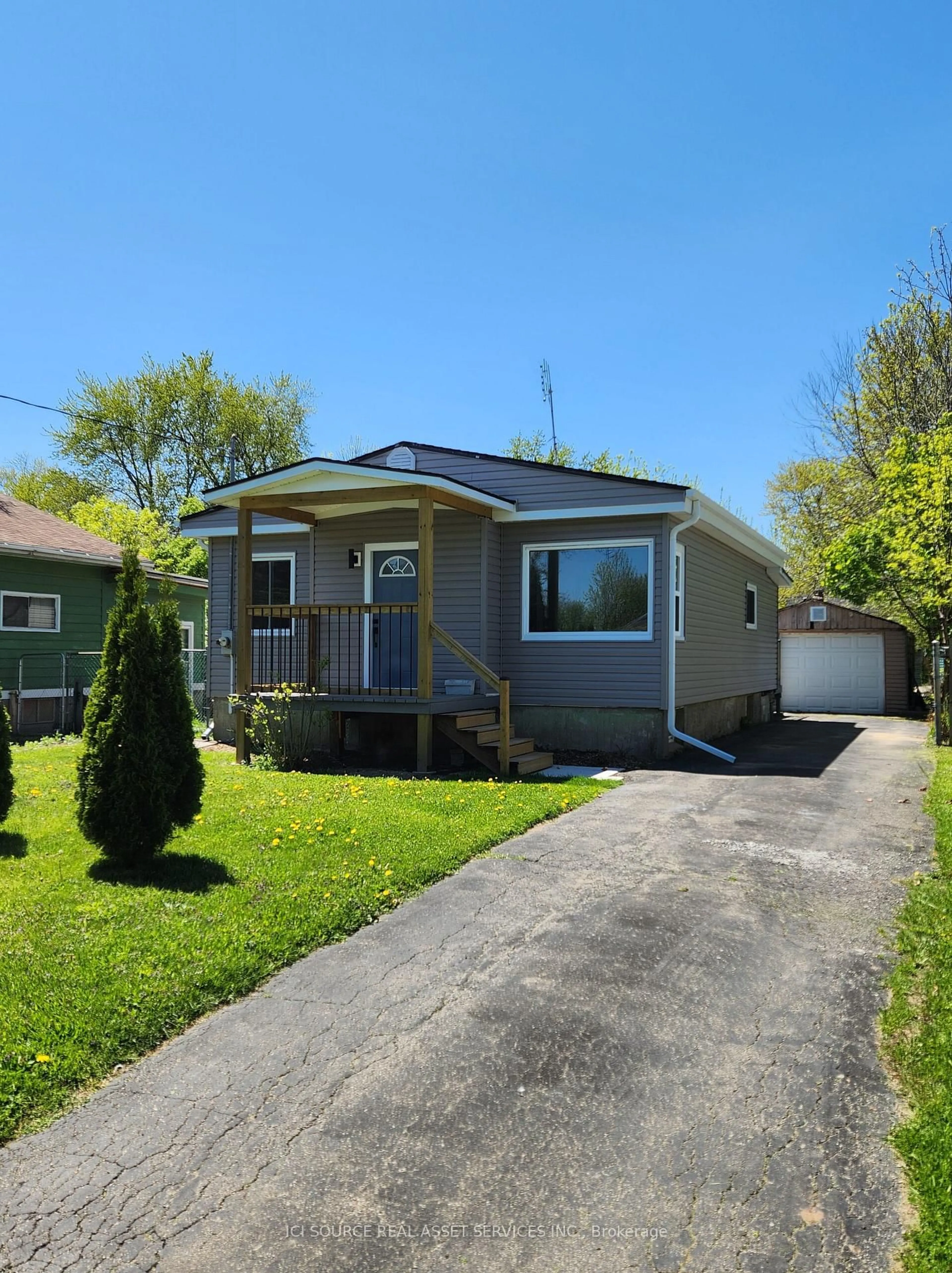 Home with vinyl exterior material, street for 40 Merigold St, St. Catharines Ontario L2S 2N5