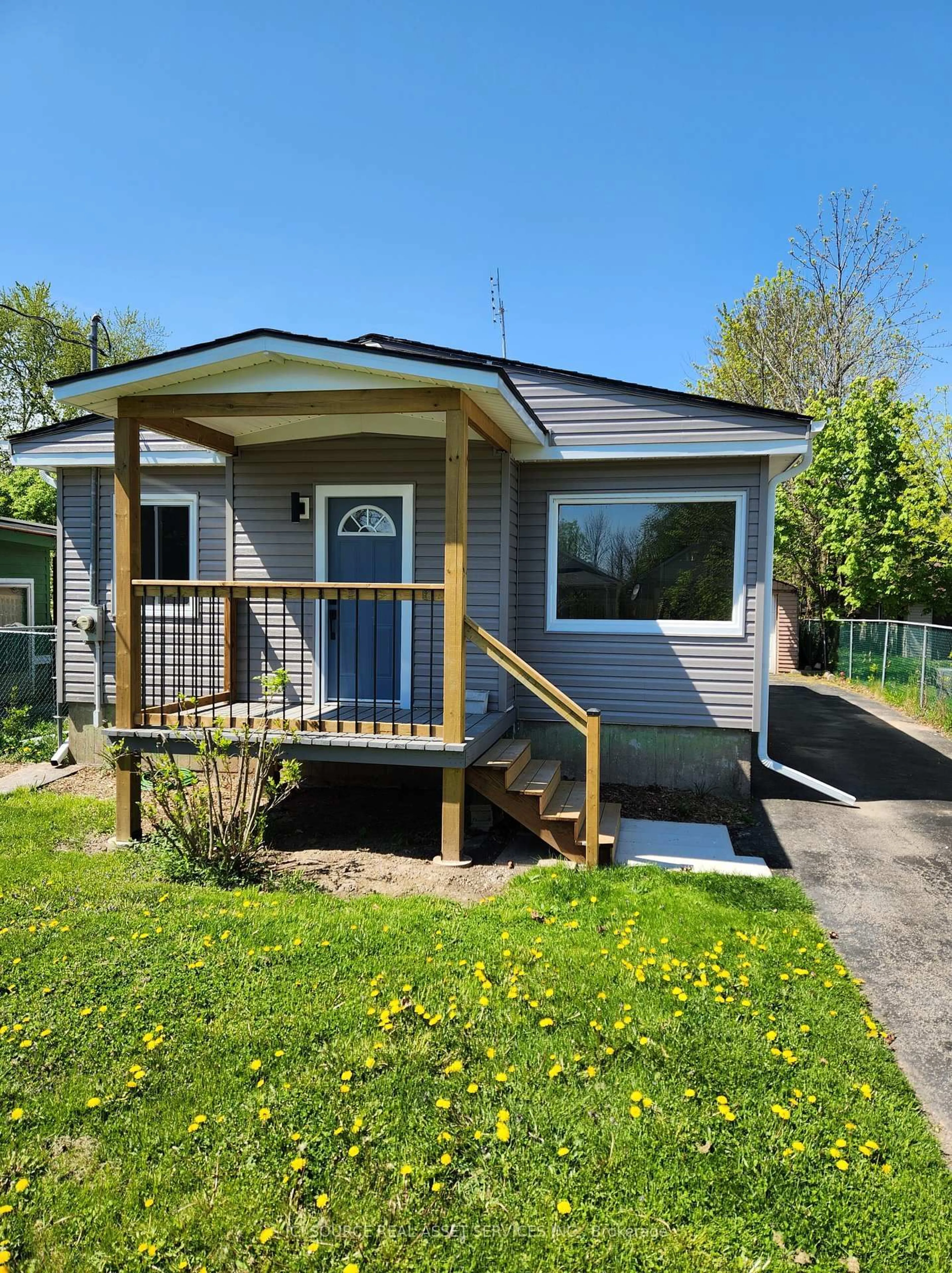 Home with vinyl exterior material, street for 40 Merigold St, St. Catharines Ontario L2S 2N5