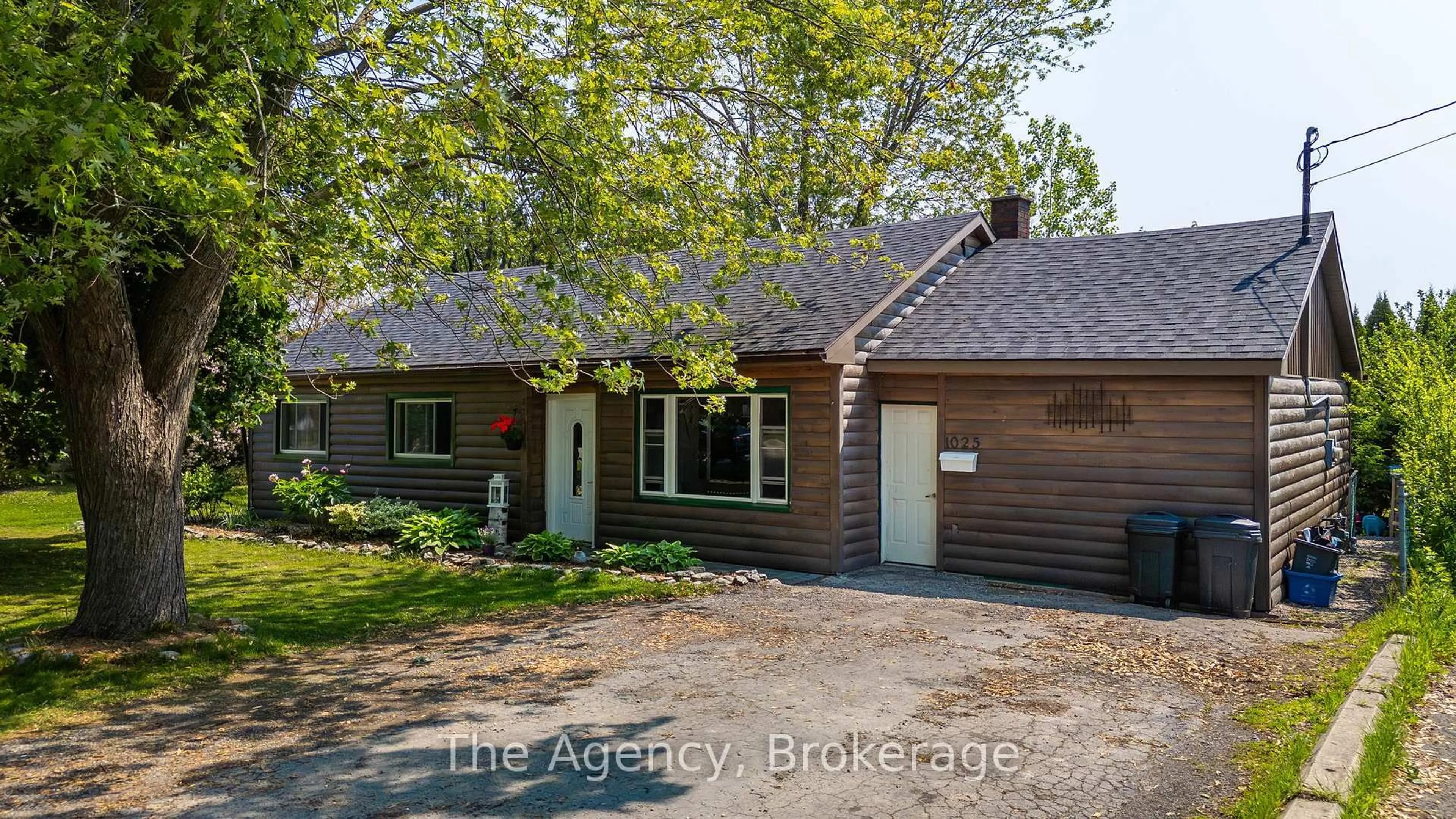 A pic from outside/outdoor area/front of a property/back of a property/a pic from drone, street for 1025 Steele St, Port Colborne Ontario L3K 5A3