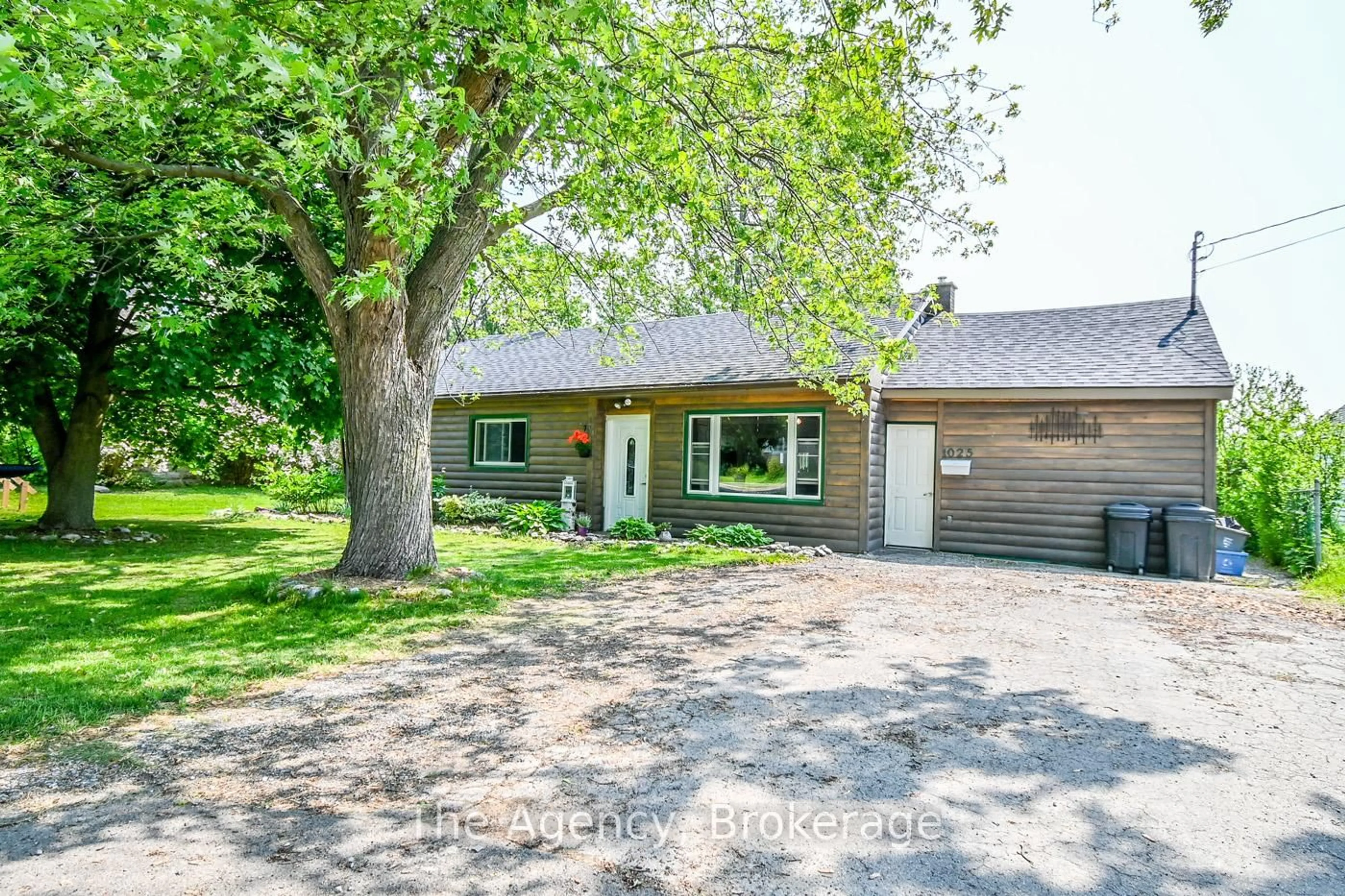 A pic from outside/outdoor area/front of a property/back of a property/a pic from drone, street for 1025 Steele St, Port Colborne Ontario L3K 5A3