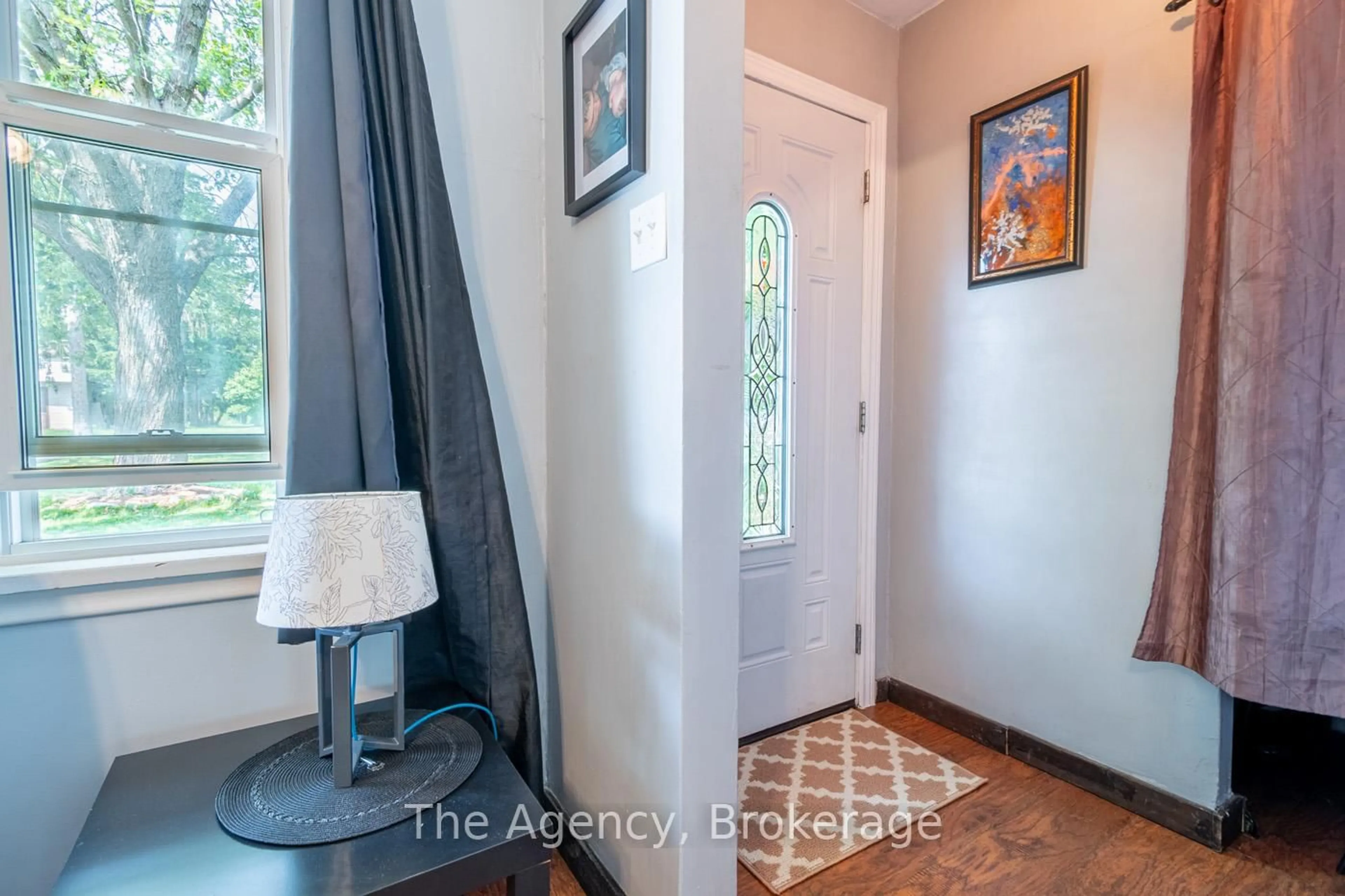 Indoor entryway for 1025 Steele St, Port Colborne Ontario L3K 5A3