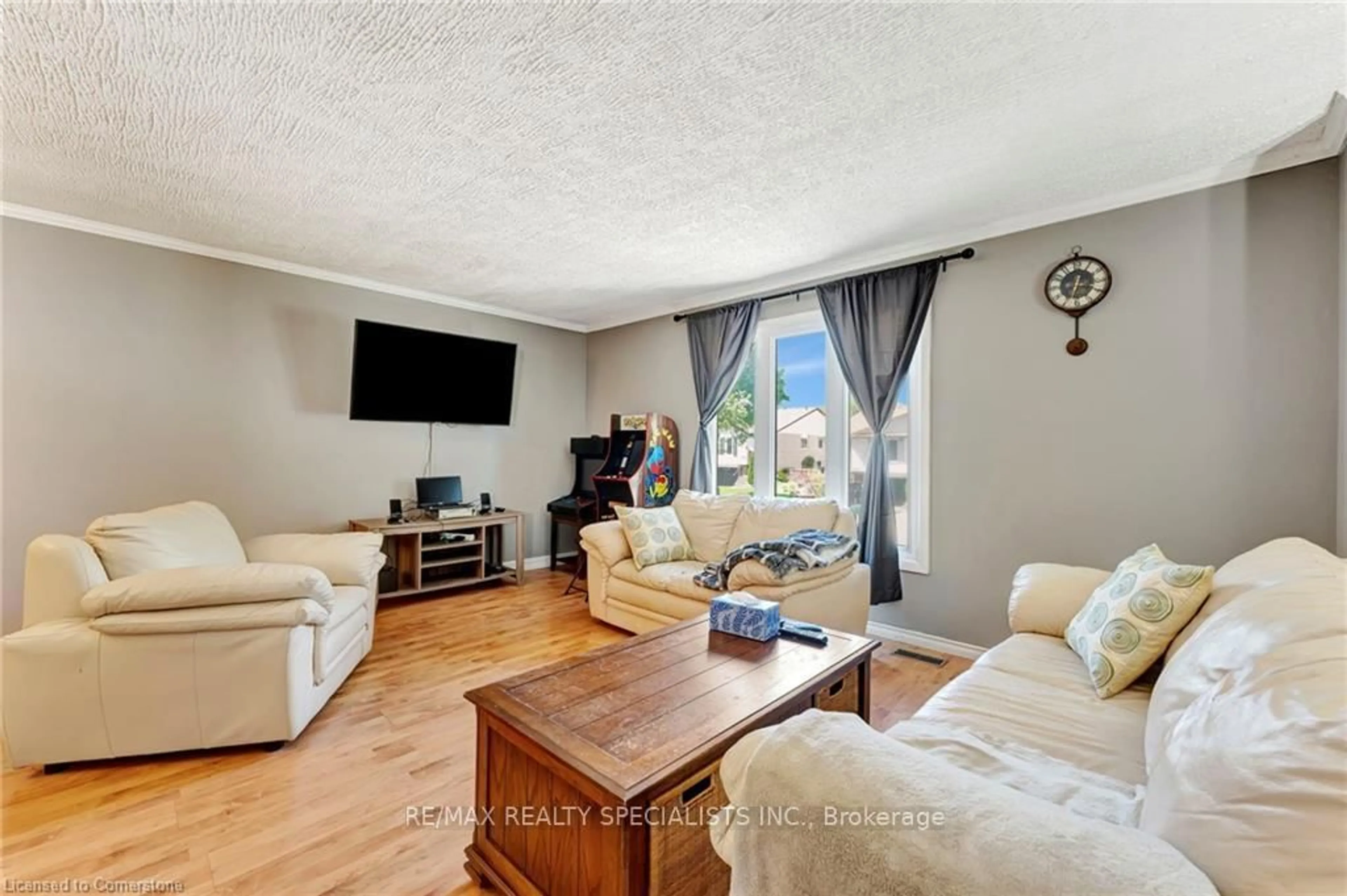 Living room with furniture, unknown for 130 Ashgrove Ave, Brantford Ontario N3R 5X3
