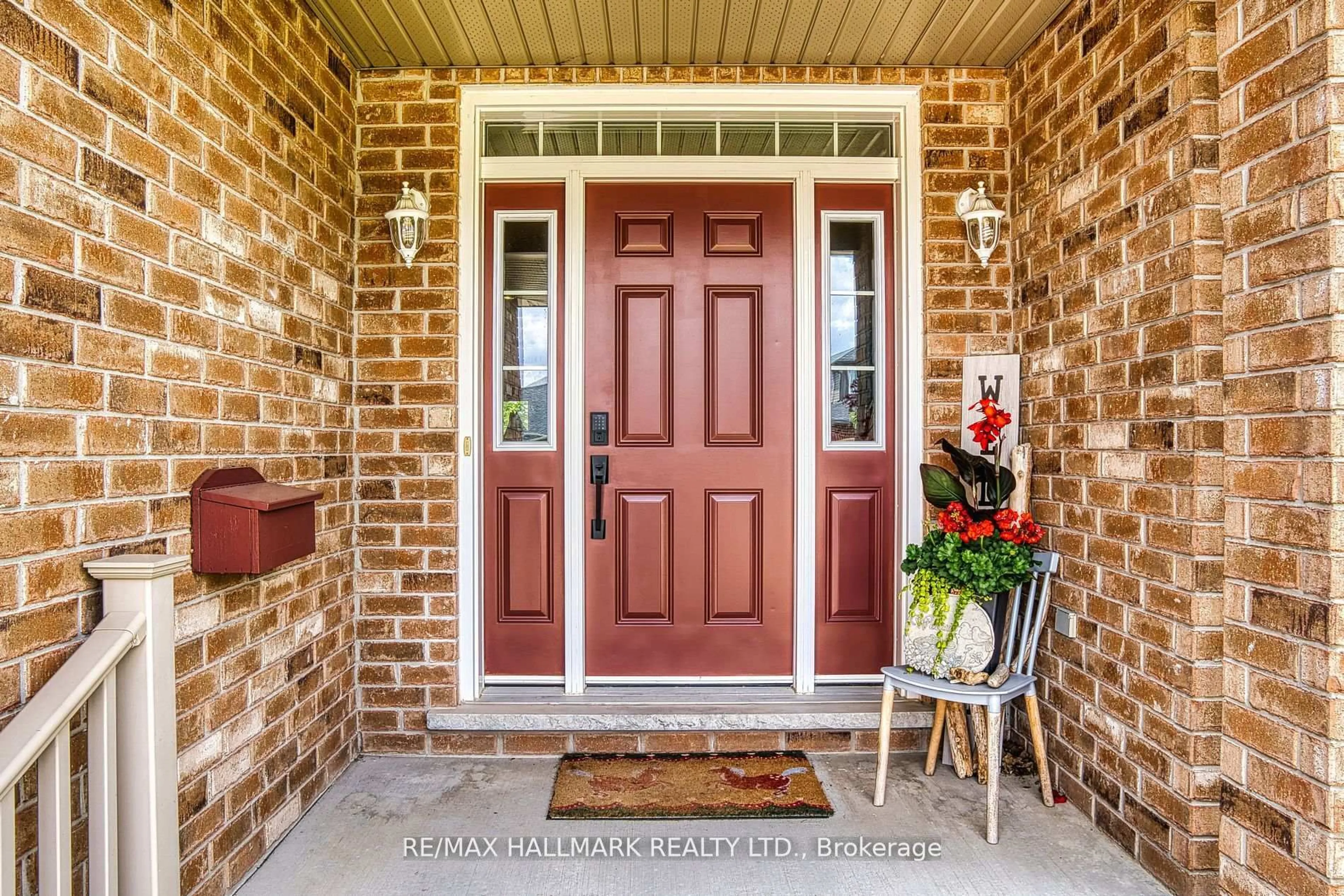 Indoor entryway for 735 WELLINGTON Ave, North Perth Ontario N4W 3S8