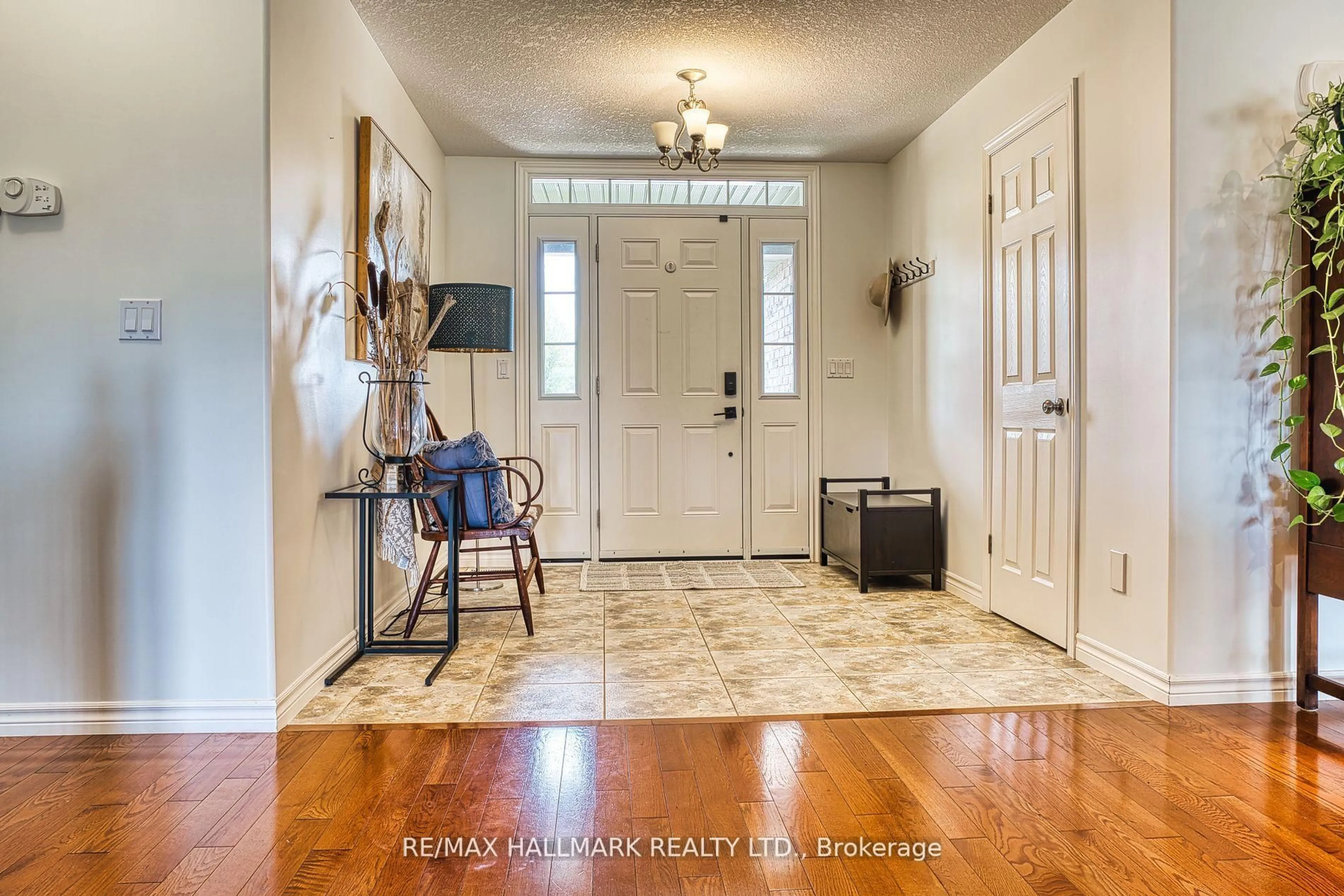 Indoor entryway for 735 WELLINGTON Ave, North Perth Ontario N4W 3S8