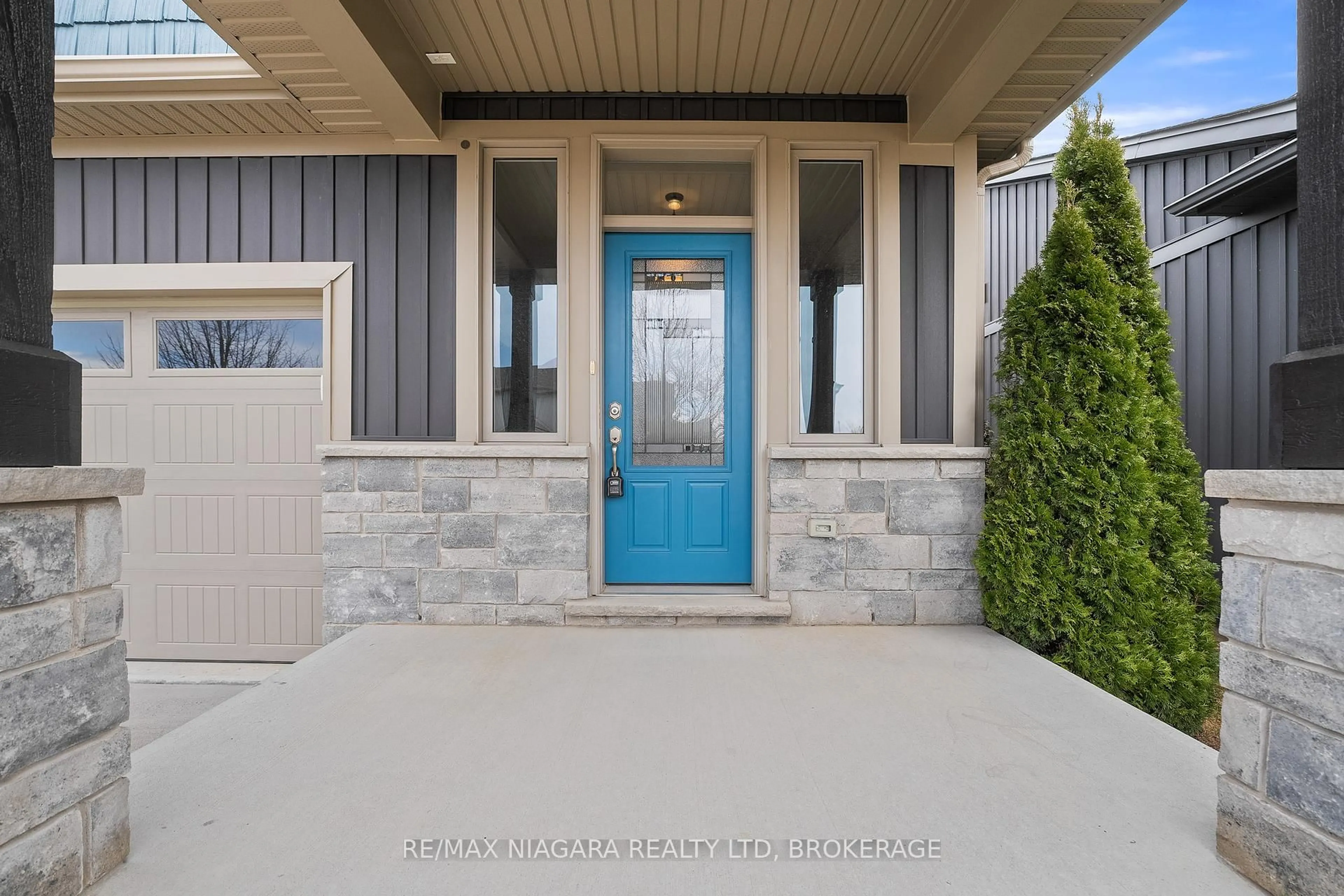 Indoor entryway for 86 PARKSIDE Dr, St. Catharines Ontario L2M 1M4