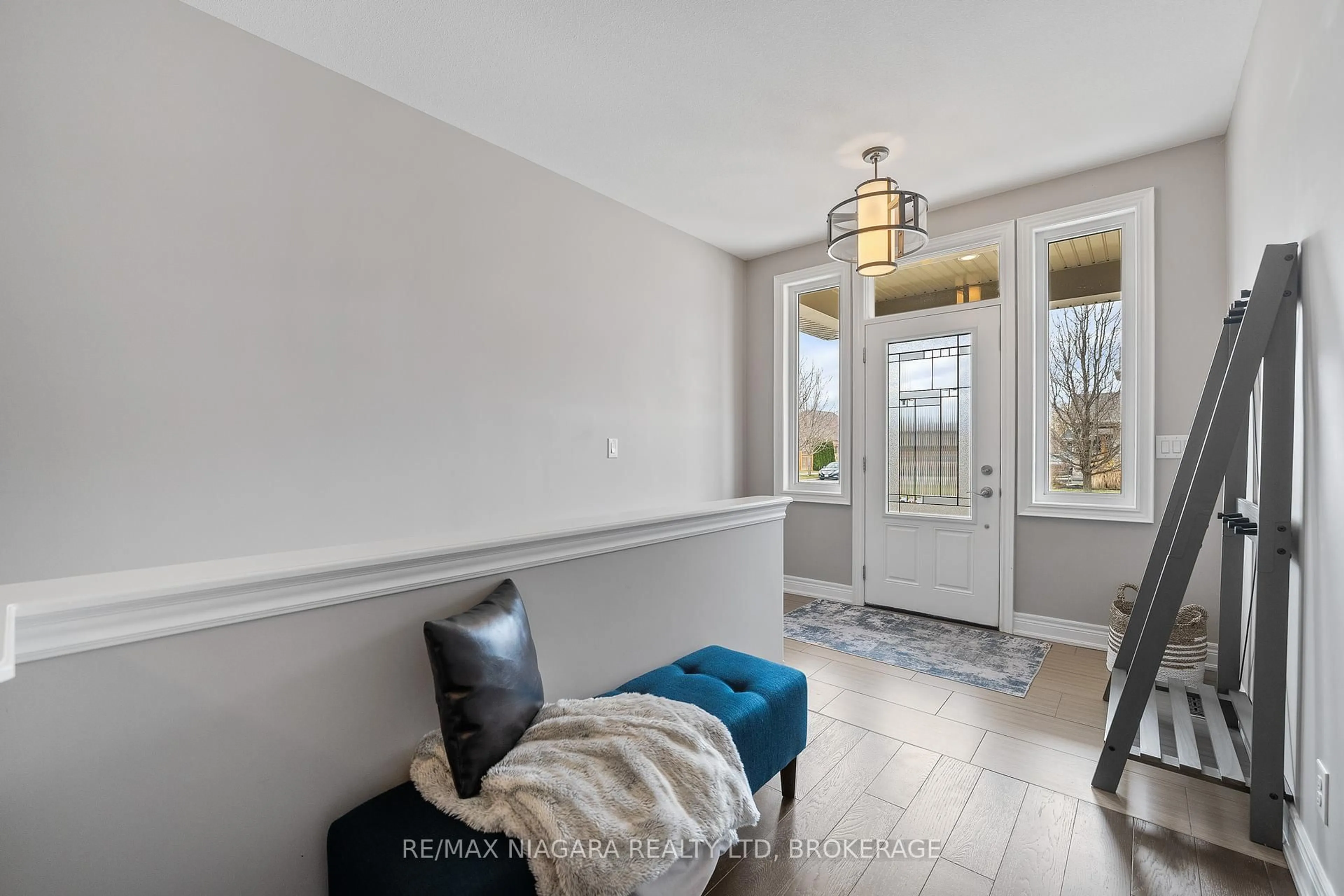 Indoor entryway for 86 PARKSIDE Dr, St. Catharines Ontario L2M 1M4