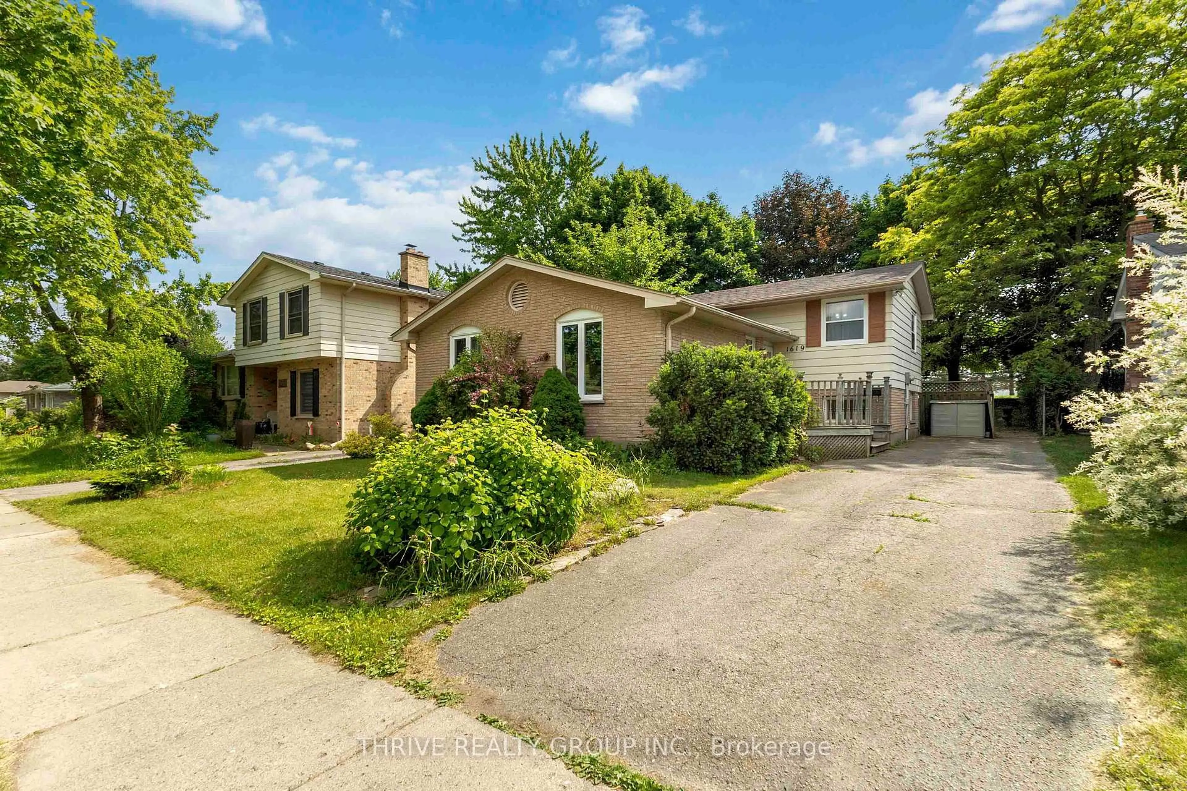 A pic from outside/outdoor area/front of a property/back of a property/a pic from drone, street for 1619 Aldersbrook Rd, London North Ontario N6G 2Z2