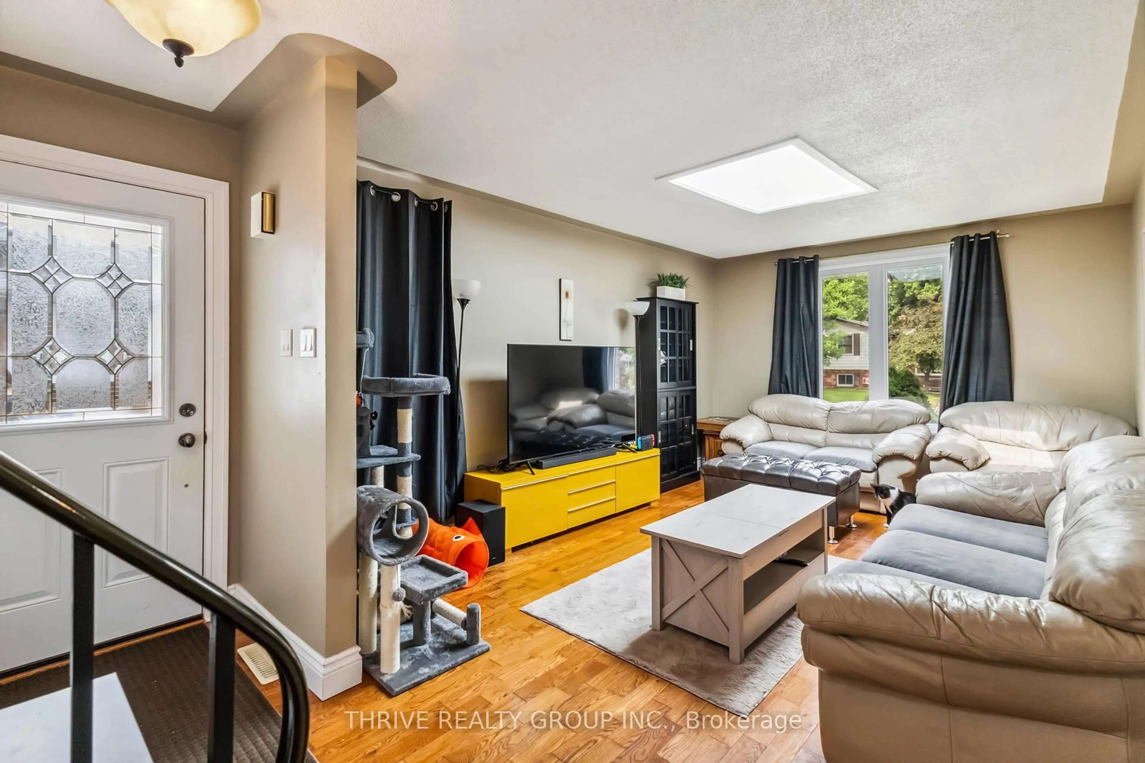 Living room with furniture, unknown for 1619 Aldersbrook Rd, London North Ontario N6G 2Z2