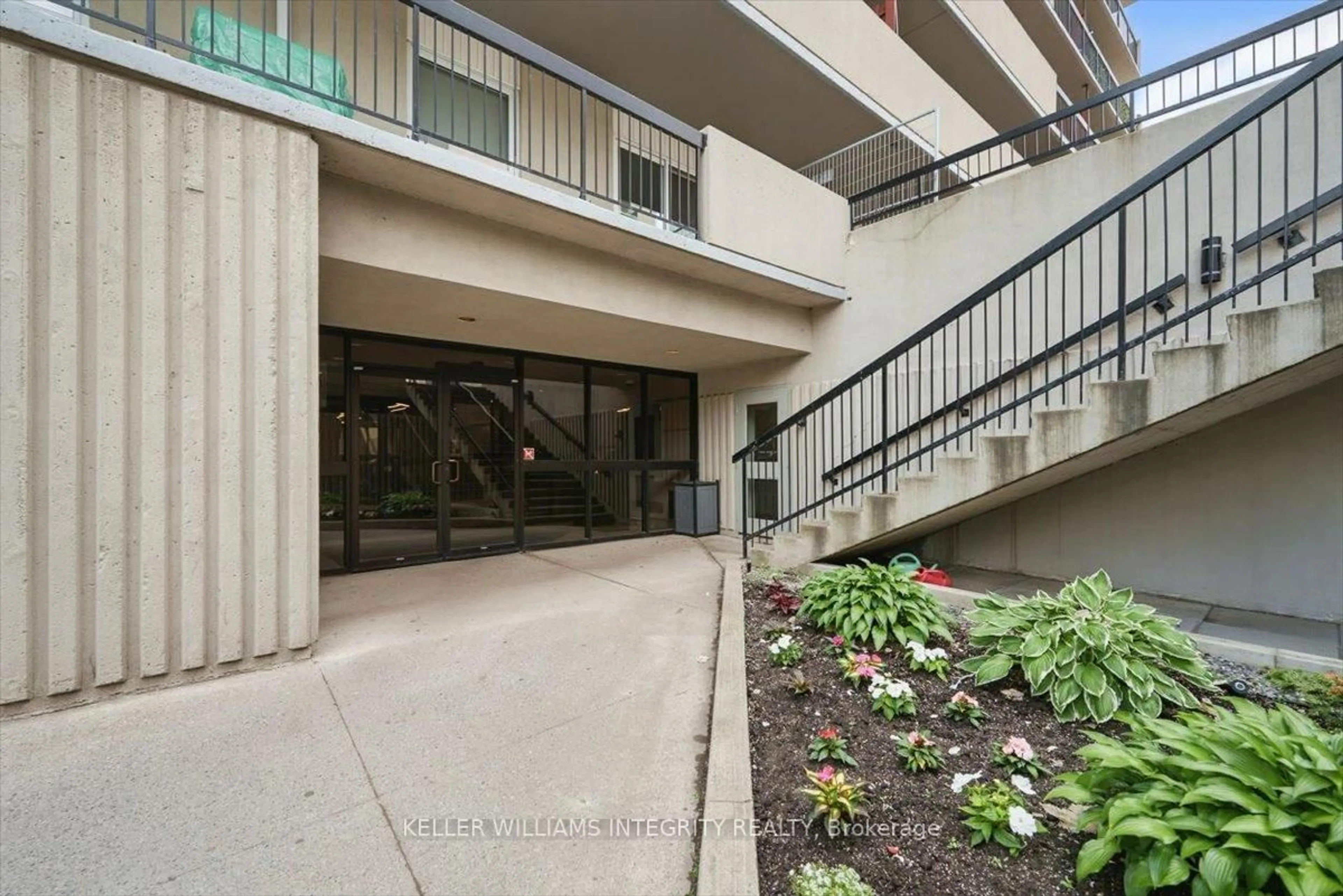 Indoor foyer for 158C McArthur Ave #1804, Ottawa Ontario K1L 8E7