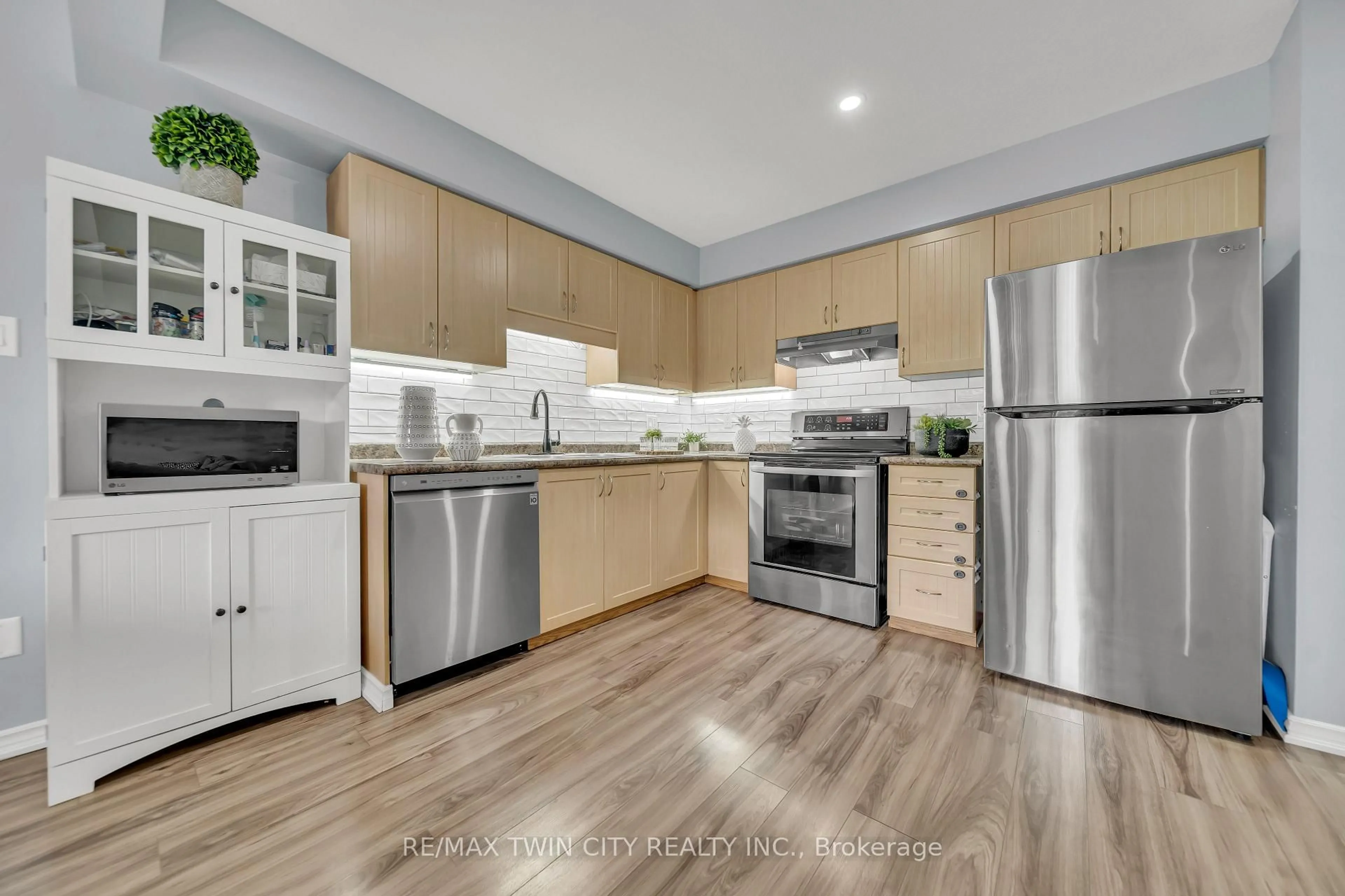 Open concept kitchen, unknown for 355 Fisher Mills Rd #98, Cambridge Ontario N3C 4N5