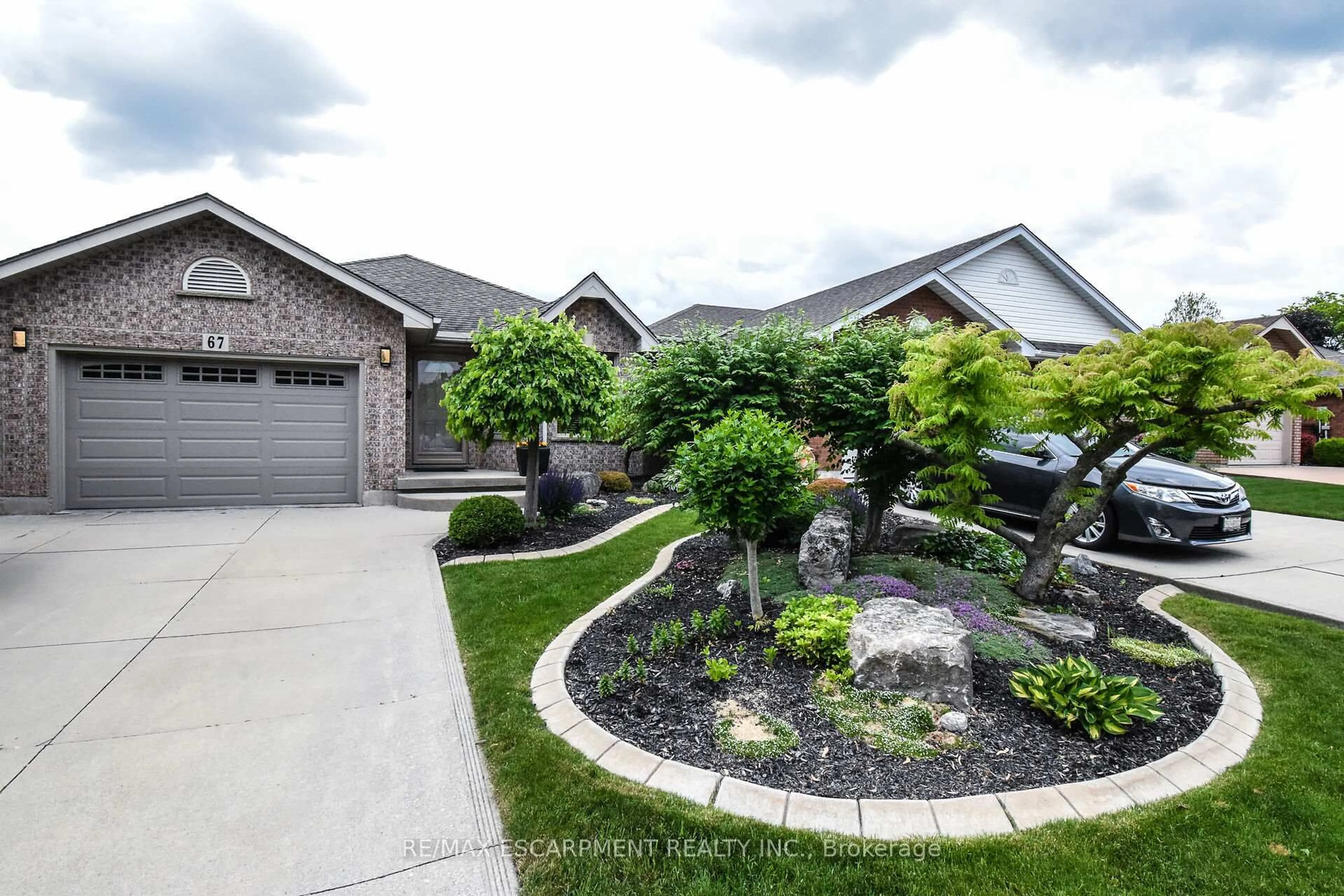 A pic from outside/outdoor area/front of a property/back of a property/a pic from drone, street for 67 Lawnhurst Dr, Hamilton Ontario L8V 4N9