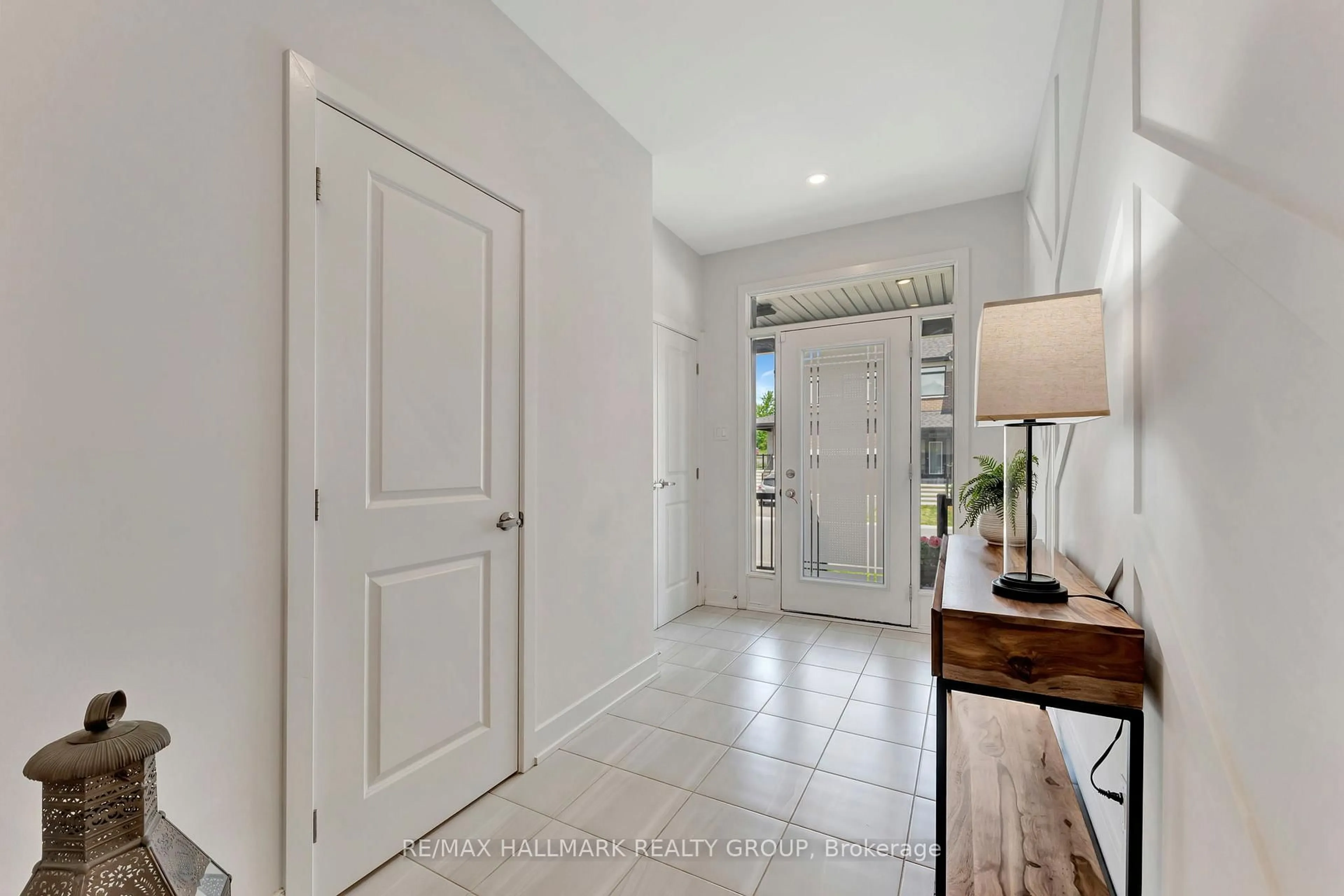 Indoor entryway for 83 Bon Temps Way, Ottawa Ontario K1W 0M1
