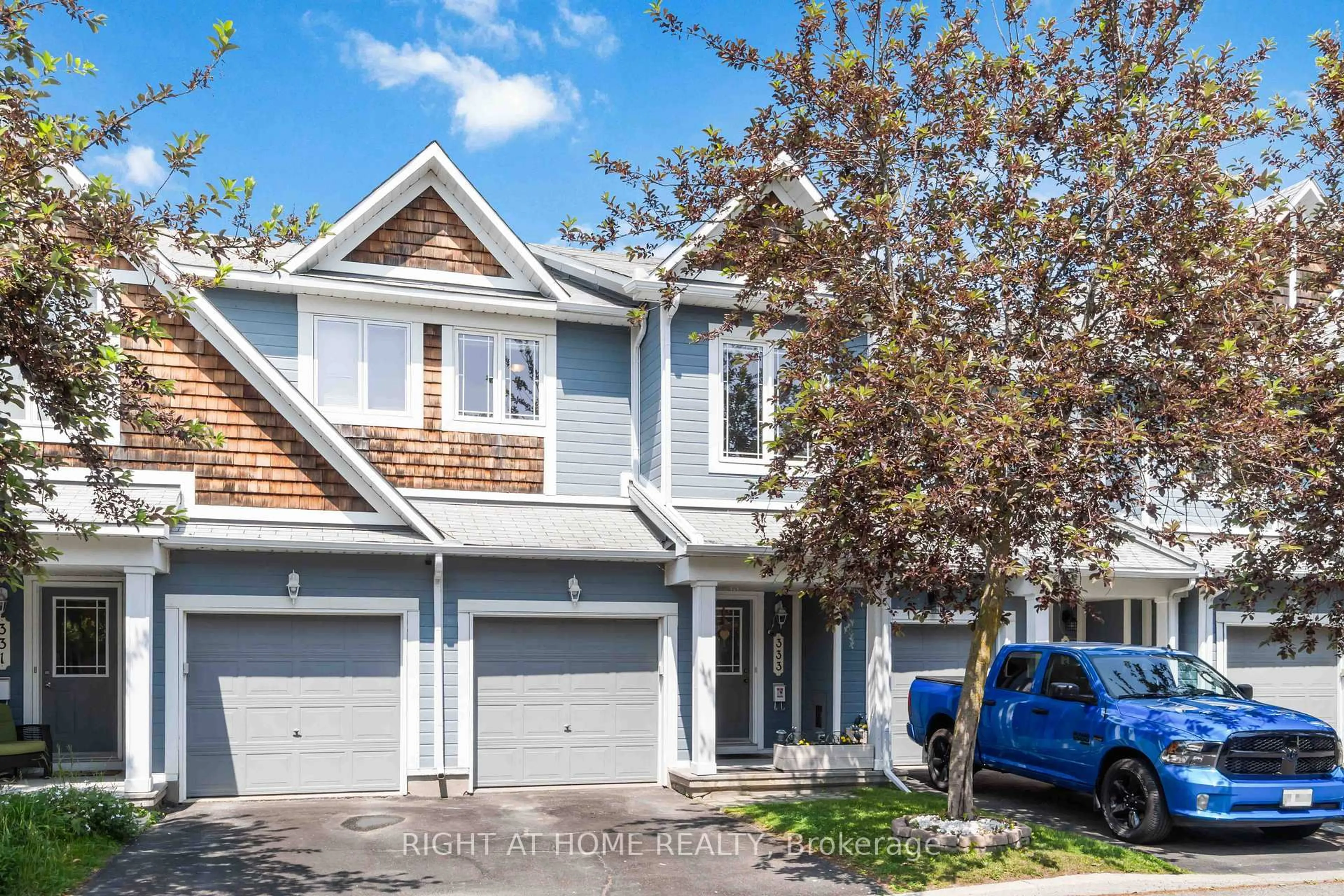 Home with vinyl exterior material, street for 333 Hillsboro Private, Kanata Ontario K2M 3B2