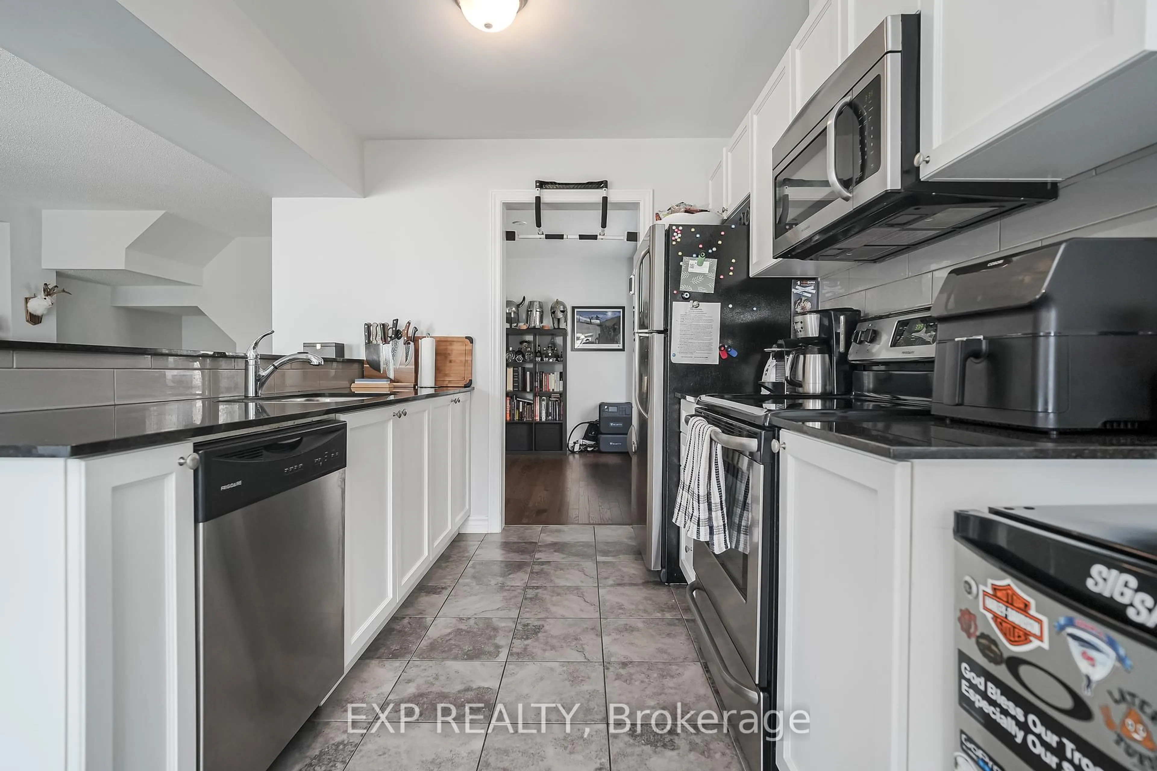 Standard kitchen, ceramic/tile floor for 595 FOXLIGHT Circ, Ottawa Ontario K2M 0L9