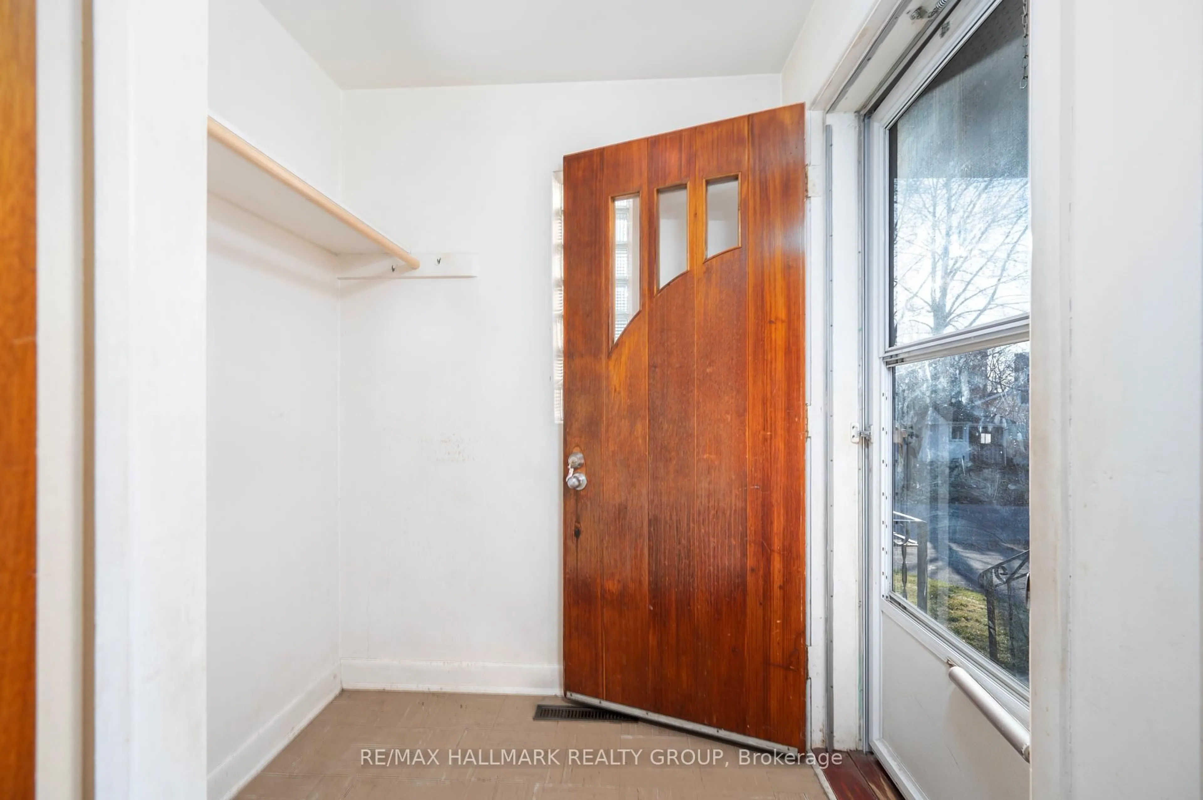 Indoor entryway for 495 Wentworth Ave, Ottawa Ontario K2B 5J9