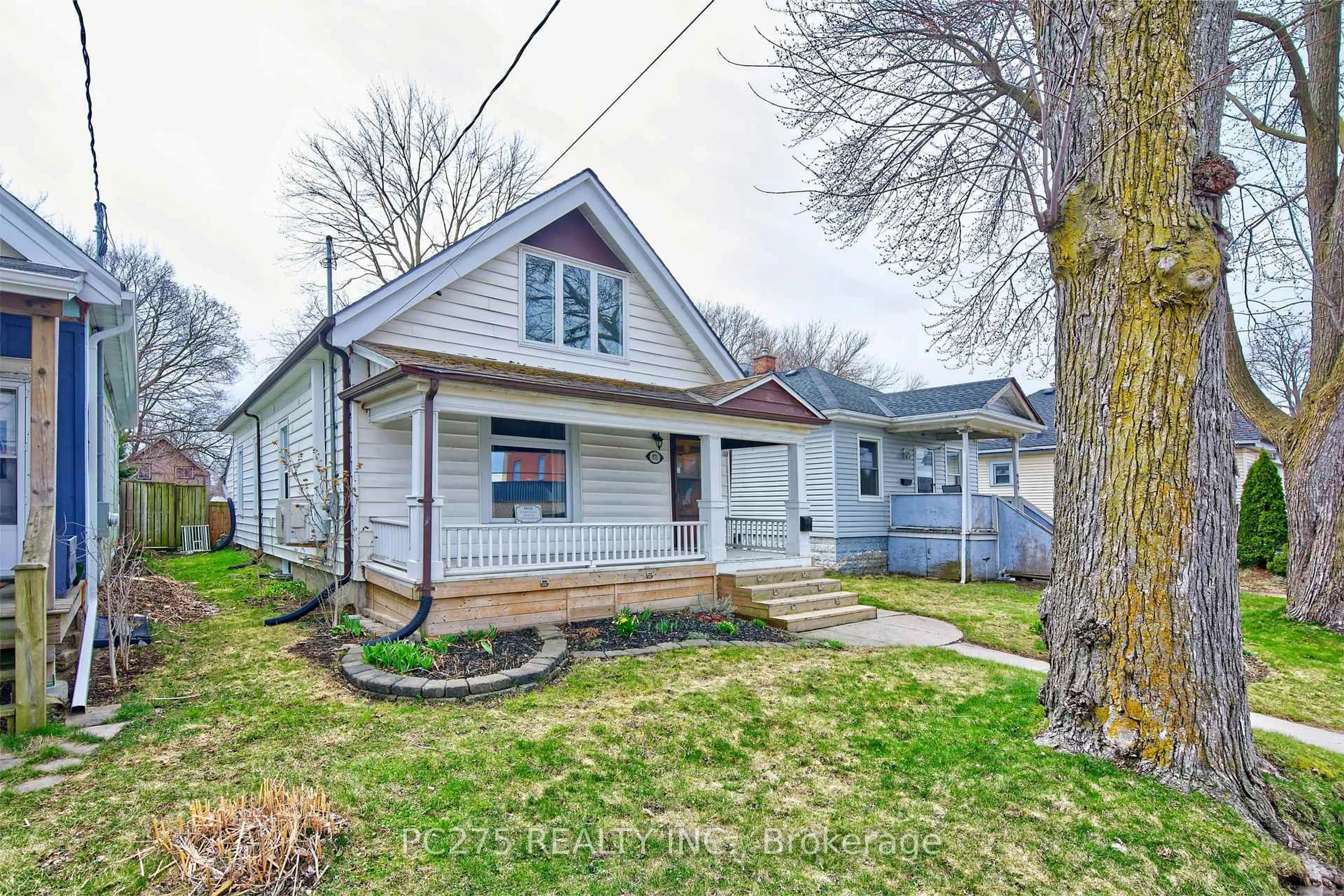A pic from outside/outdoor area/front of a property/back of a property/a pic from drone, street for 971 Elias St, London East Ontario N5W 3P5