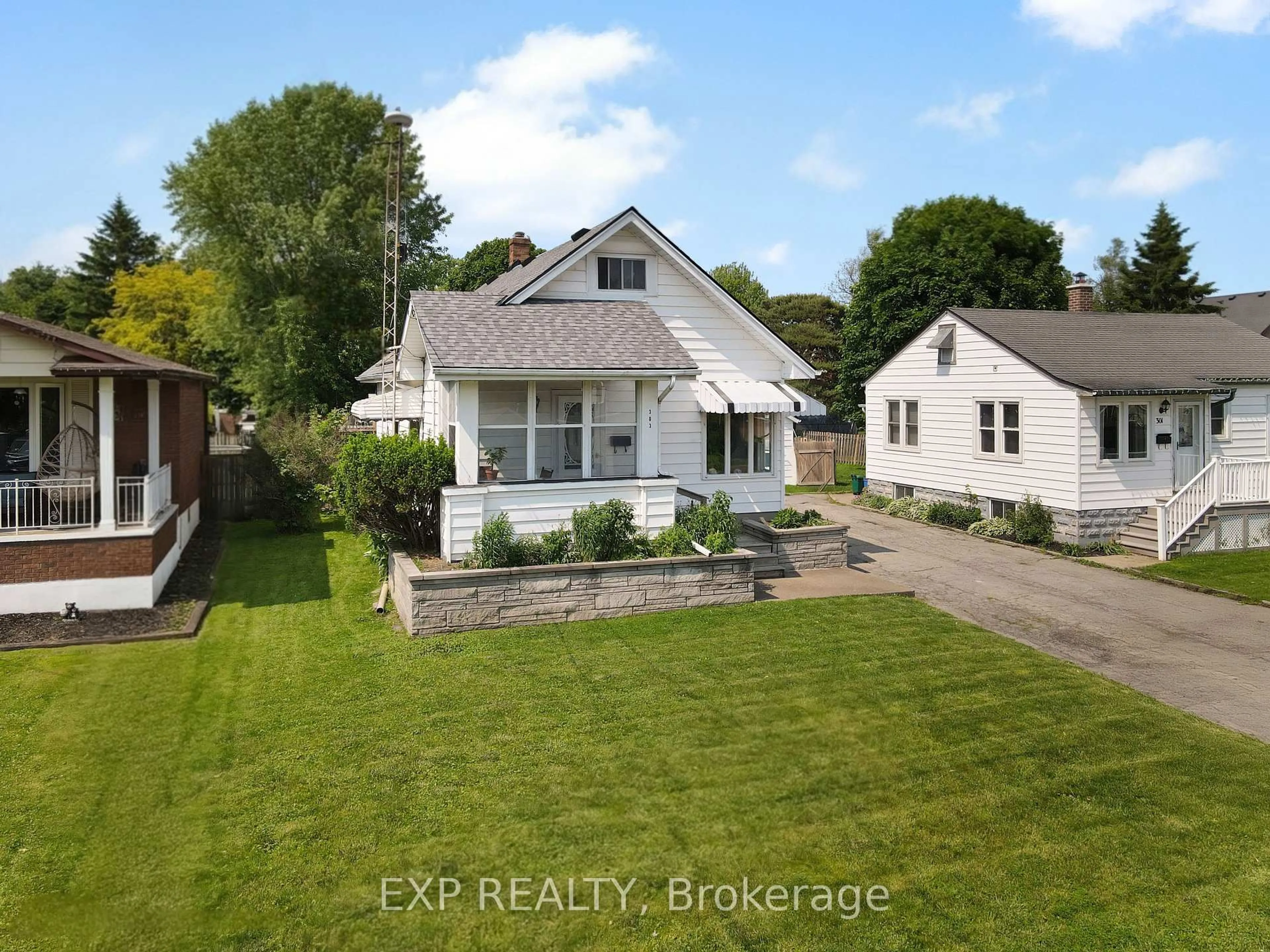 A pic from outside/outdoor area/front of a property/back of a property/a pic from drone, street for 303 Ash St, Port Colborne Ontario L3K 2X4