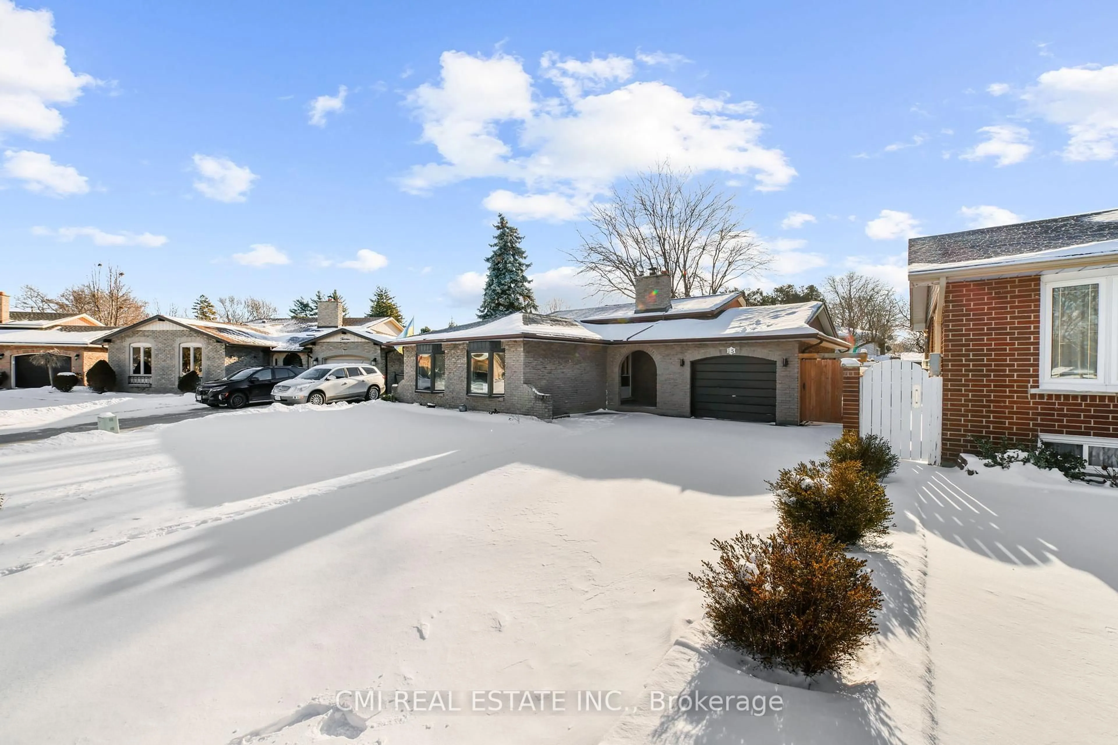 A pic from outside/outdoor area/front of a property/back of a property/a pic from drone, street for 15 Bayshore Cres, St. Catharines Ontario L2N 5Y3
