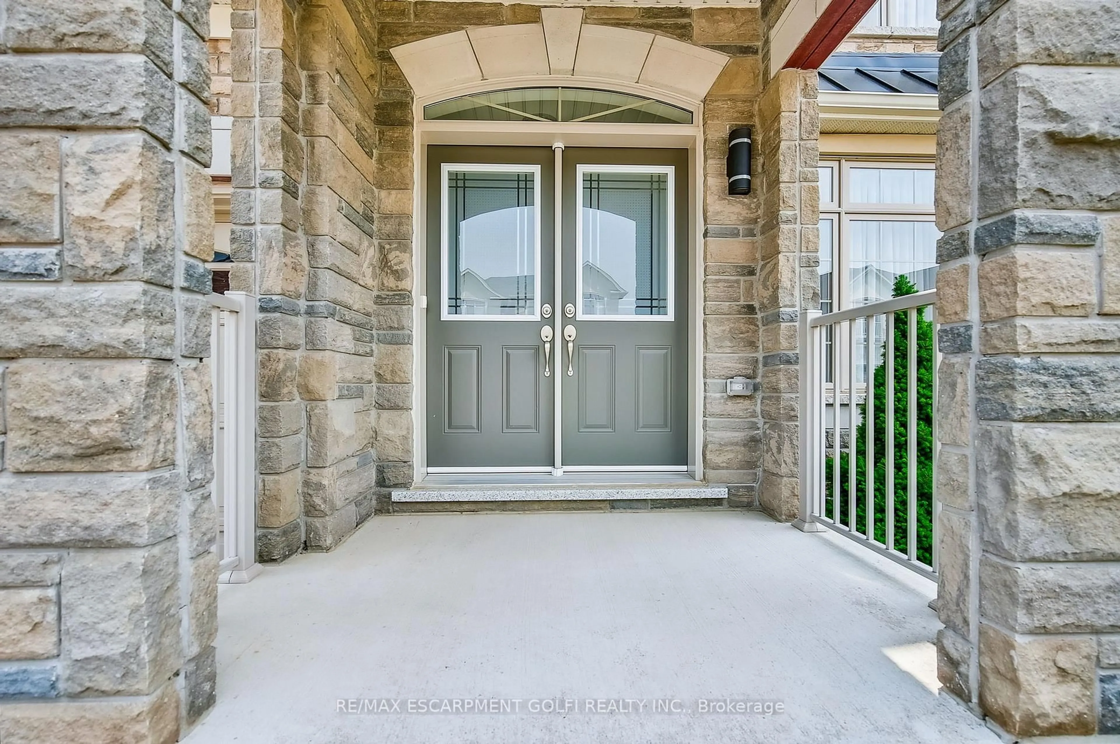 Indoor entryway for 39 Avanti Cres, Hamilton Ontario L8B 1W7