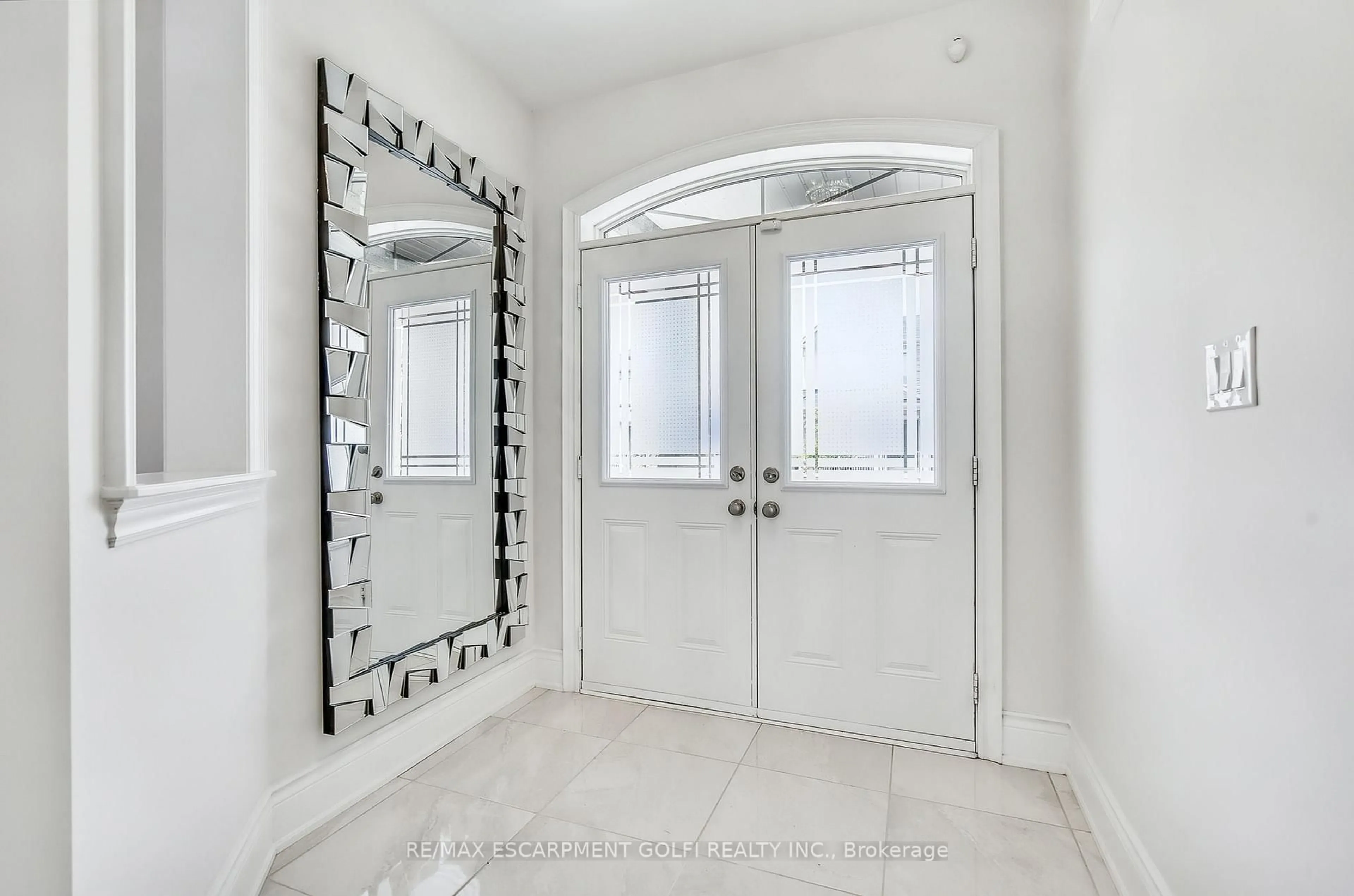 Indoor entryway for 39 Avanti Cres, Hamilton Ontario L8B 1W7