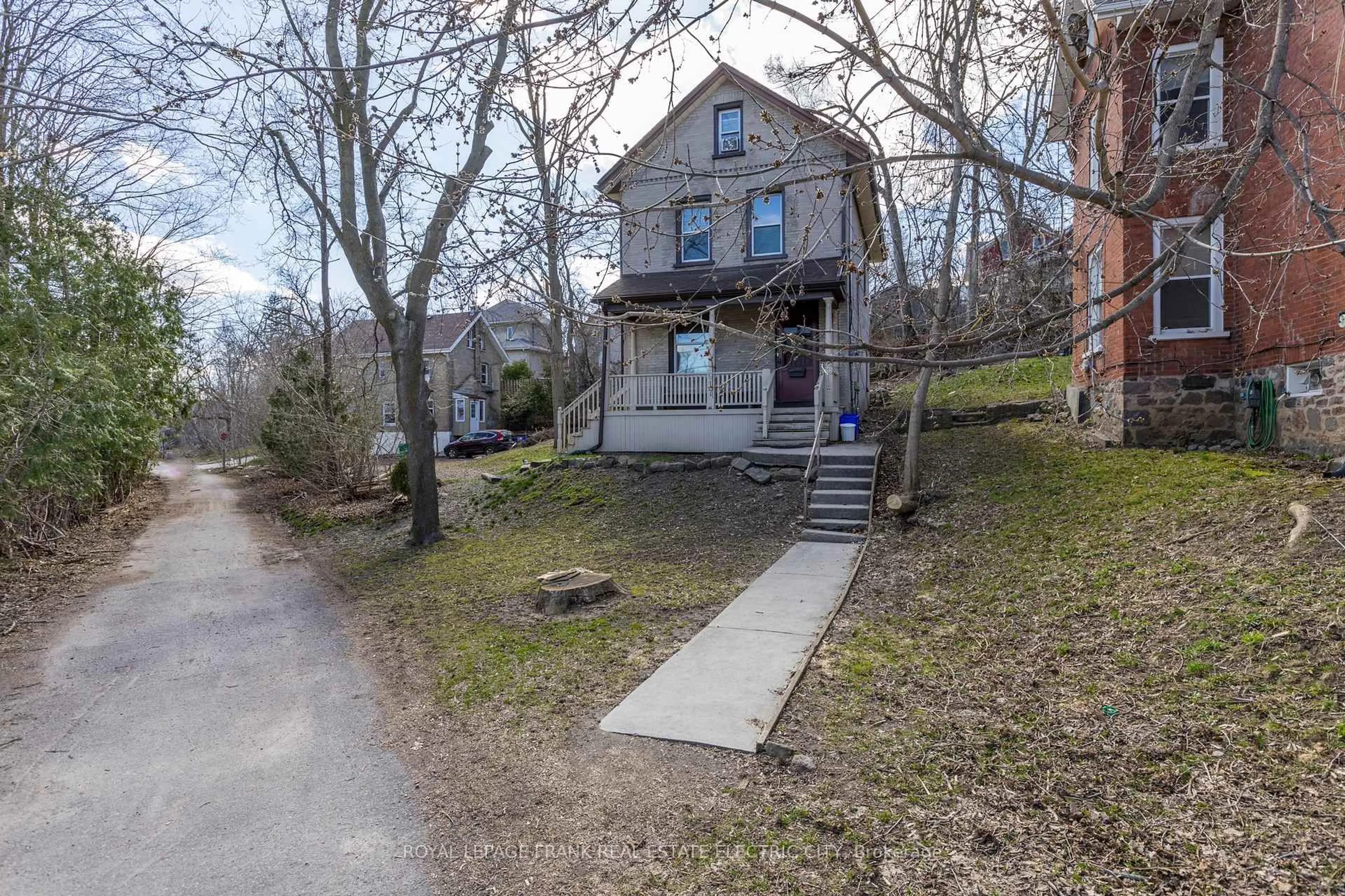 A pic from outside/outdoor area/front of a property/back of a property/a pic from drone, street for 617 Aylmer St, Peterborough Central Ontario K9H 3X2