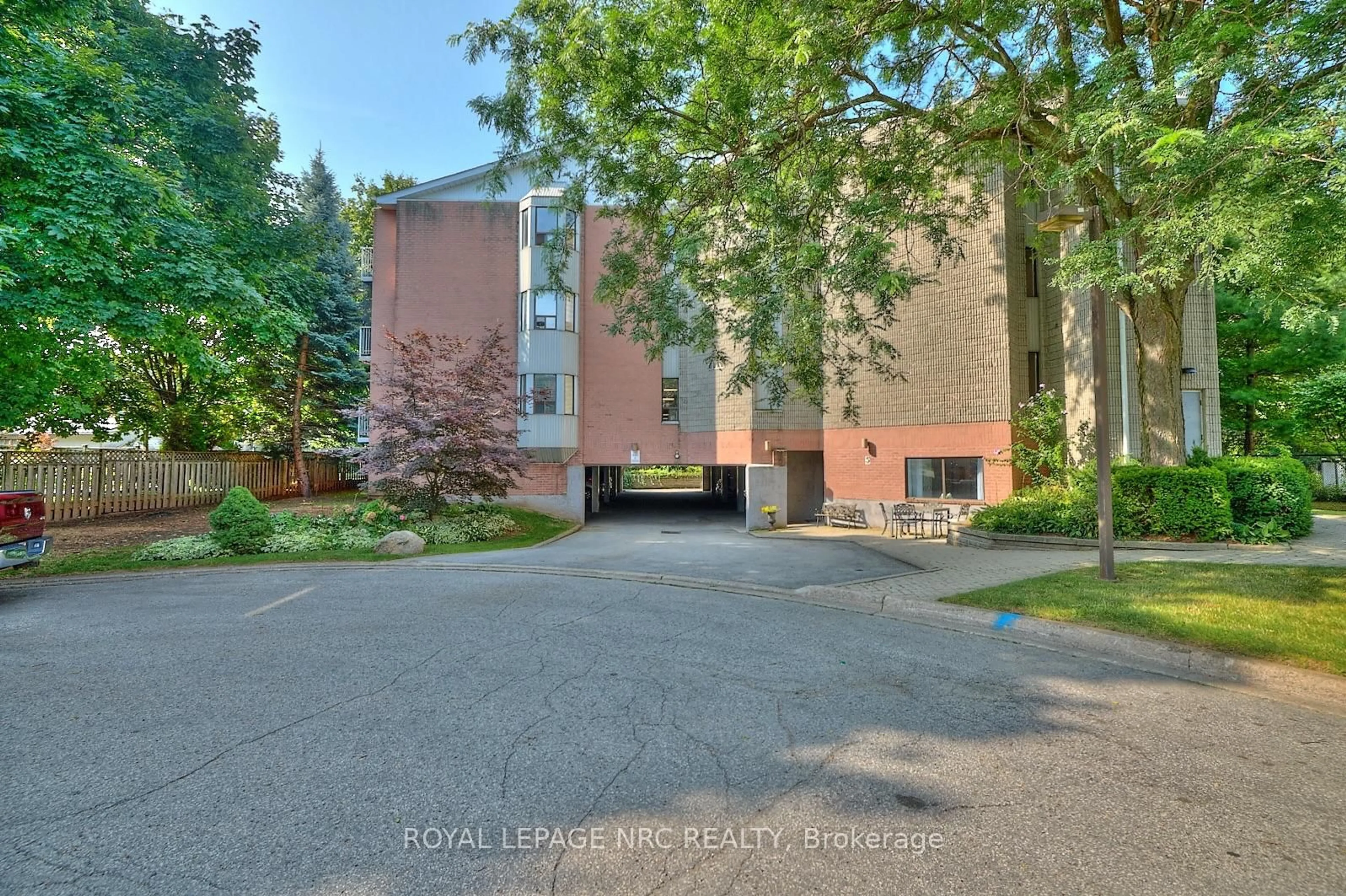 Patio, street for 5 NIAGARA St #201, Grimsby Ontario L3M 5A3