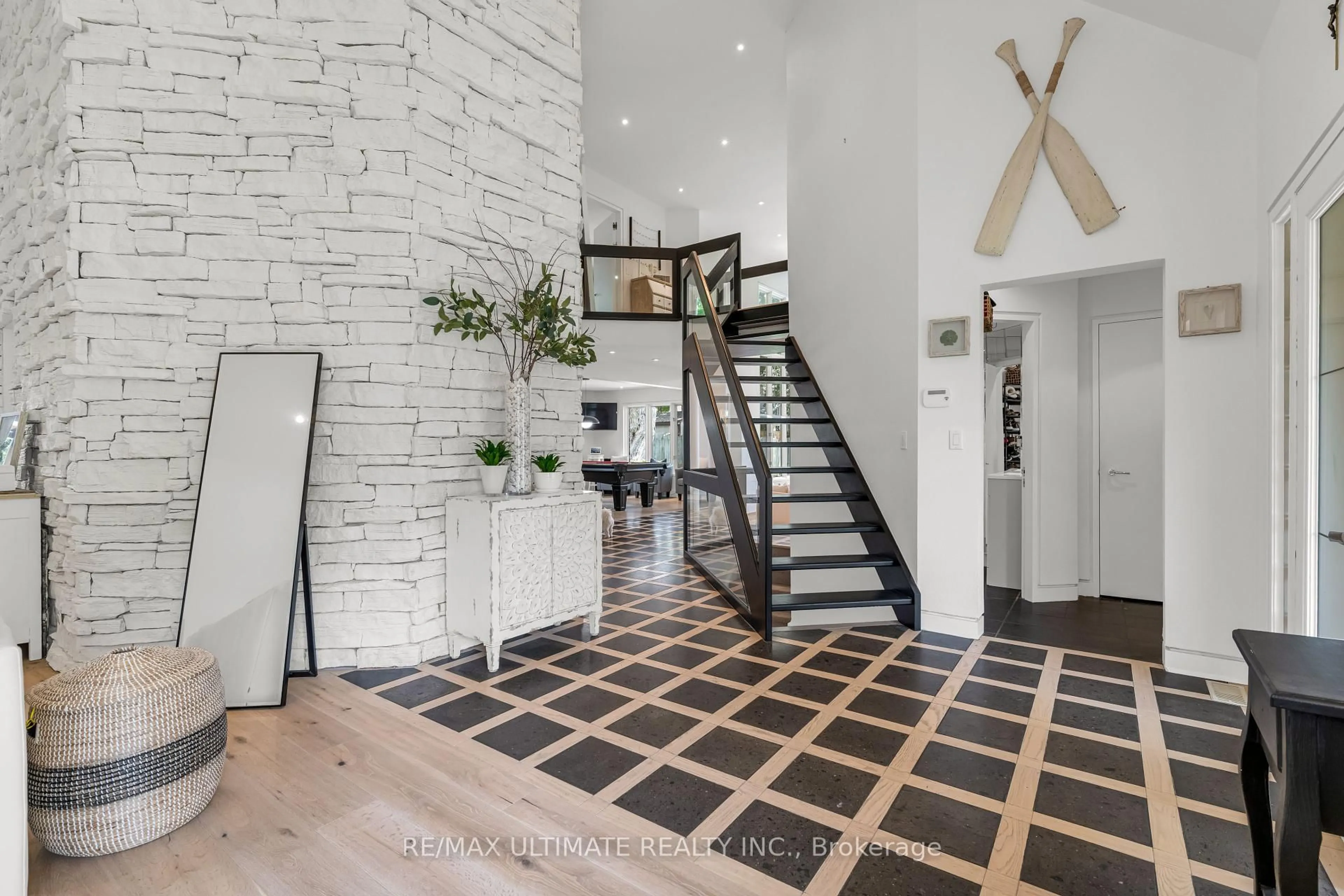 Indoor entryway for 9 Karen Crt, Pelham Ontario L0S 1E4