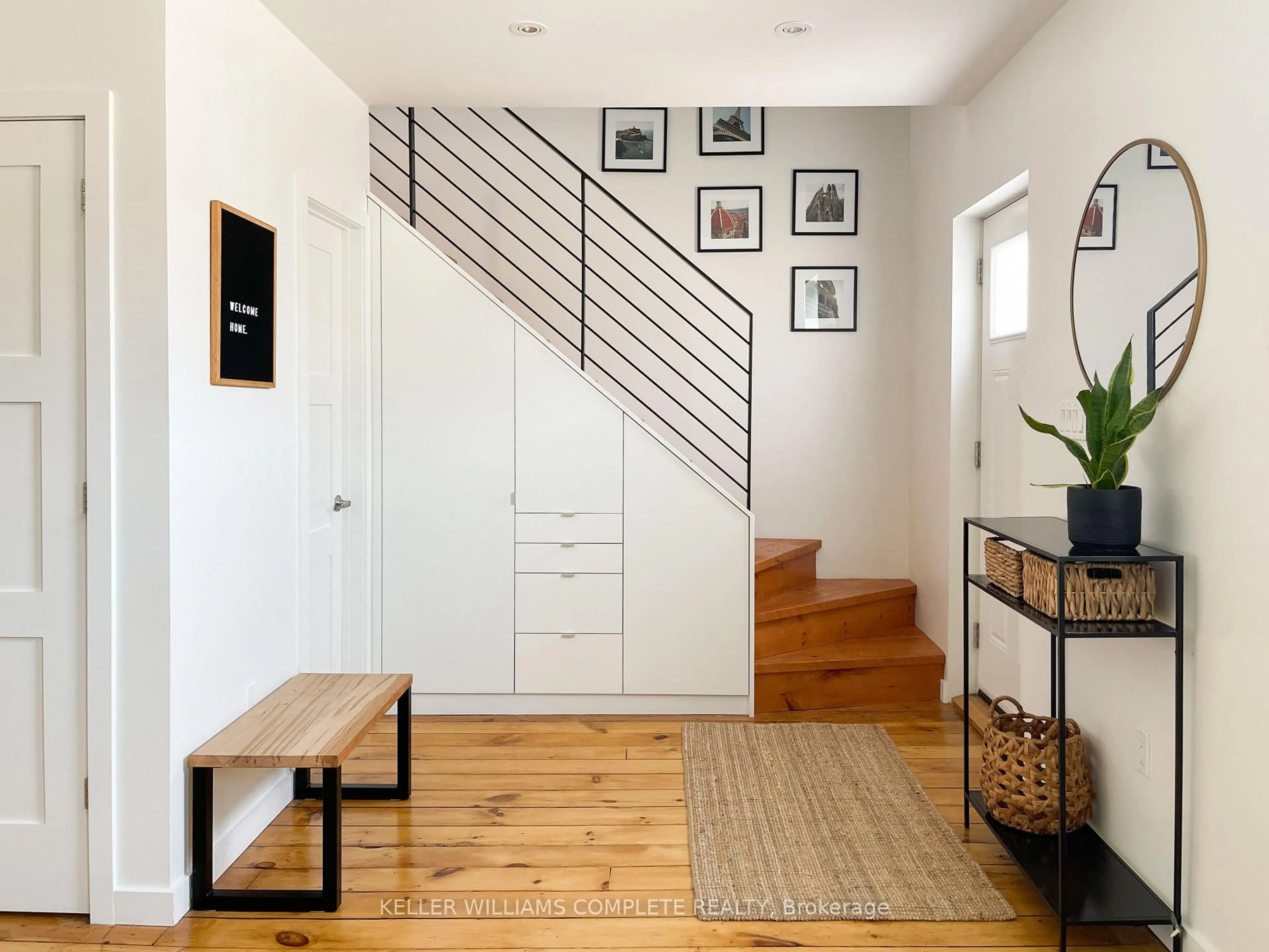 Indoor entryway for 124 Locke St, Hamilton Ontario L8R 3A8