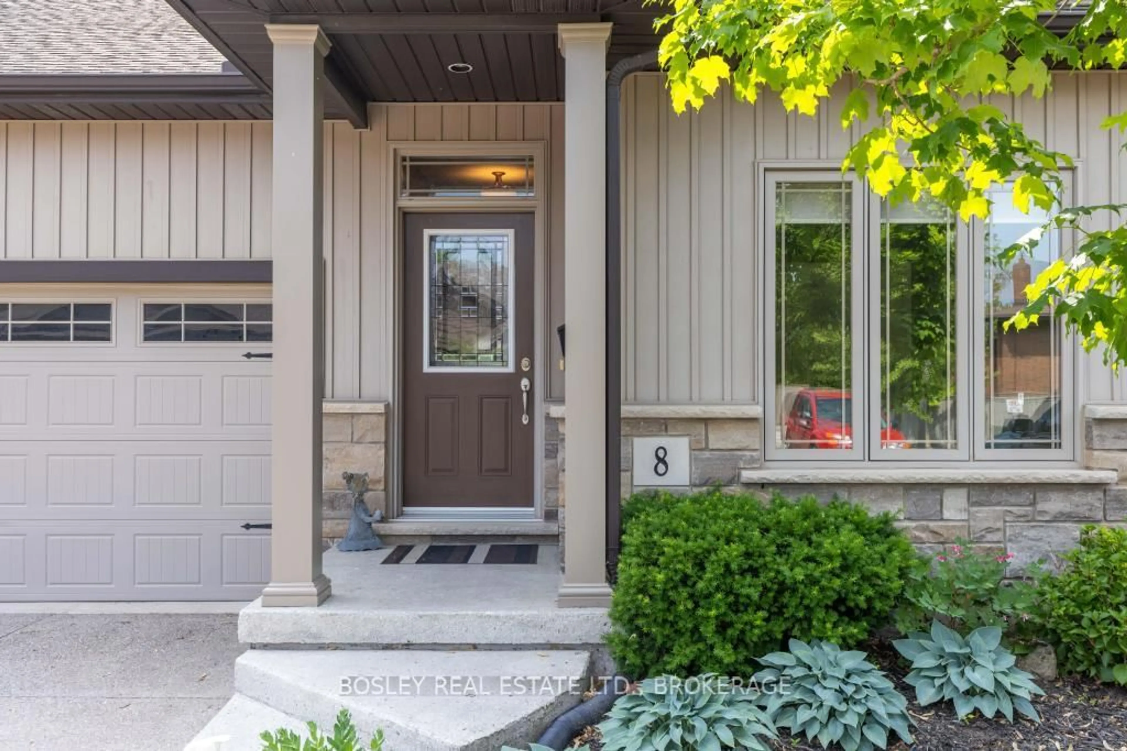 Indoor entryway for 332 Pelham Rd #8, St. Catharines Ontario L2S 1Y3