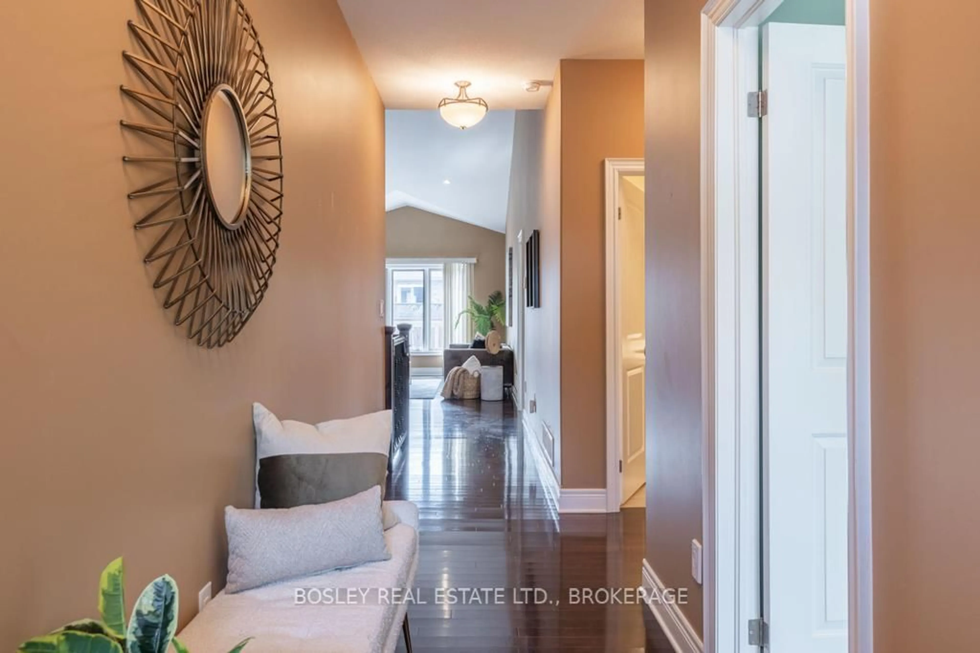 Indoor entryway for 332 Pelham Rd #8, St. Catharines Ontario L2S 1Y3