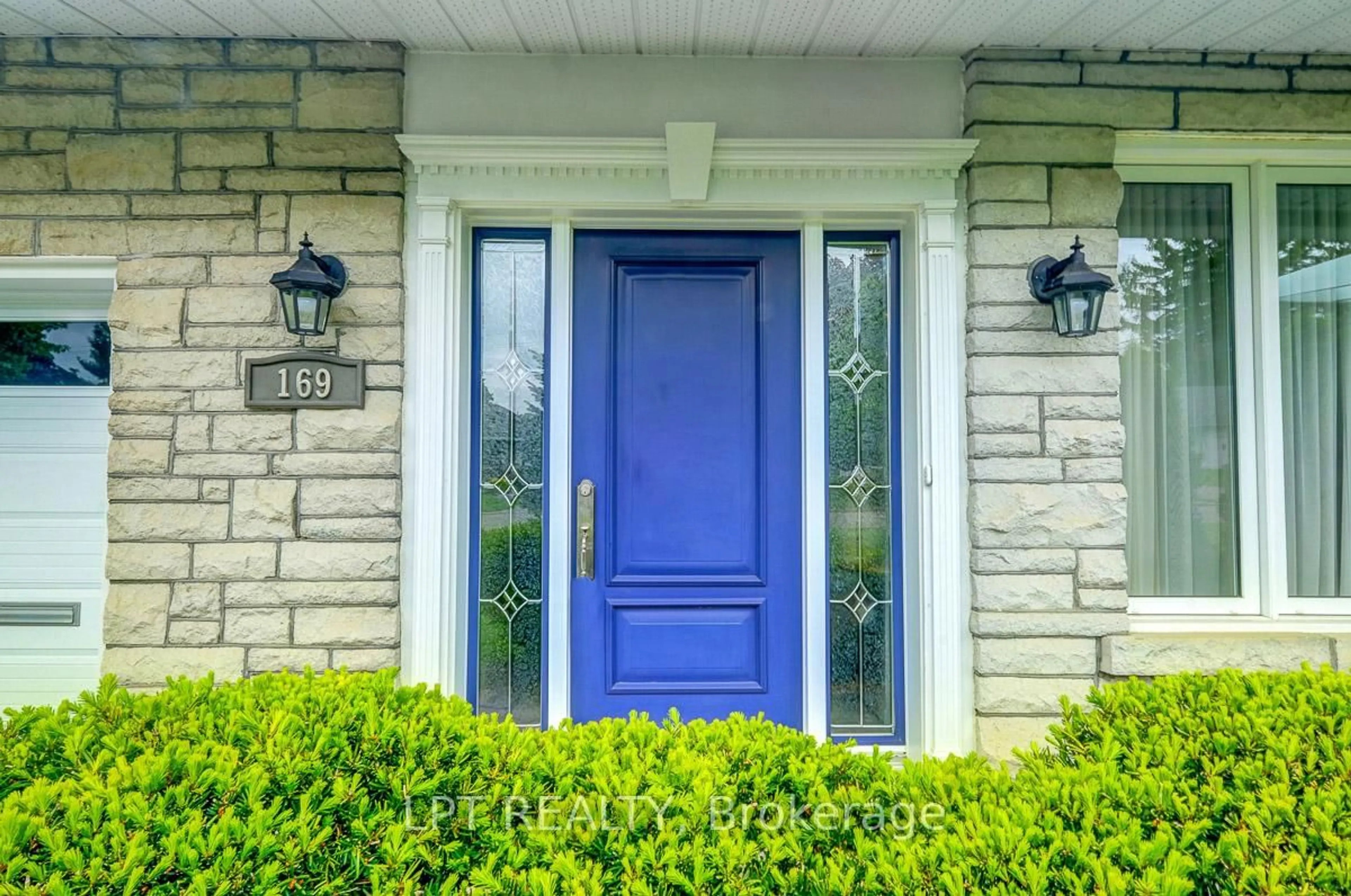 Indoor entryway for 169 Roger Rd, Ottawa Ontario K1H 5C7