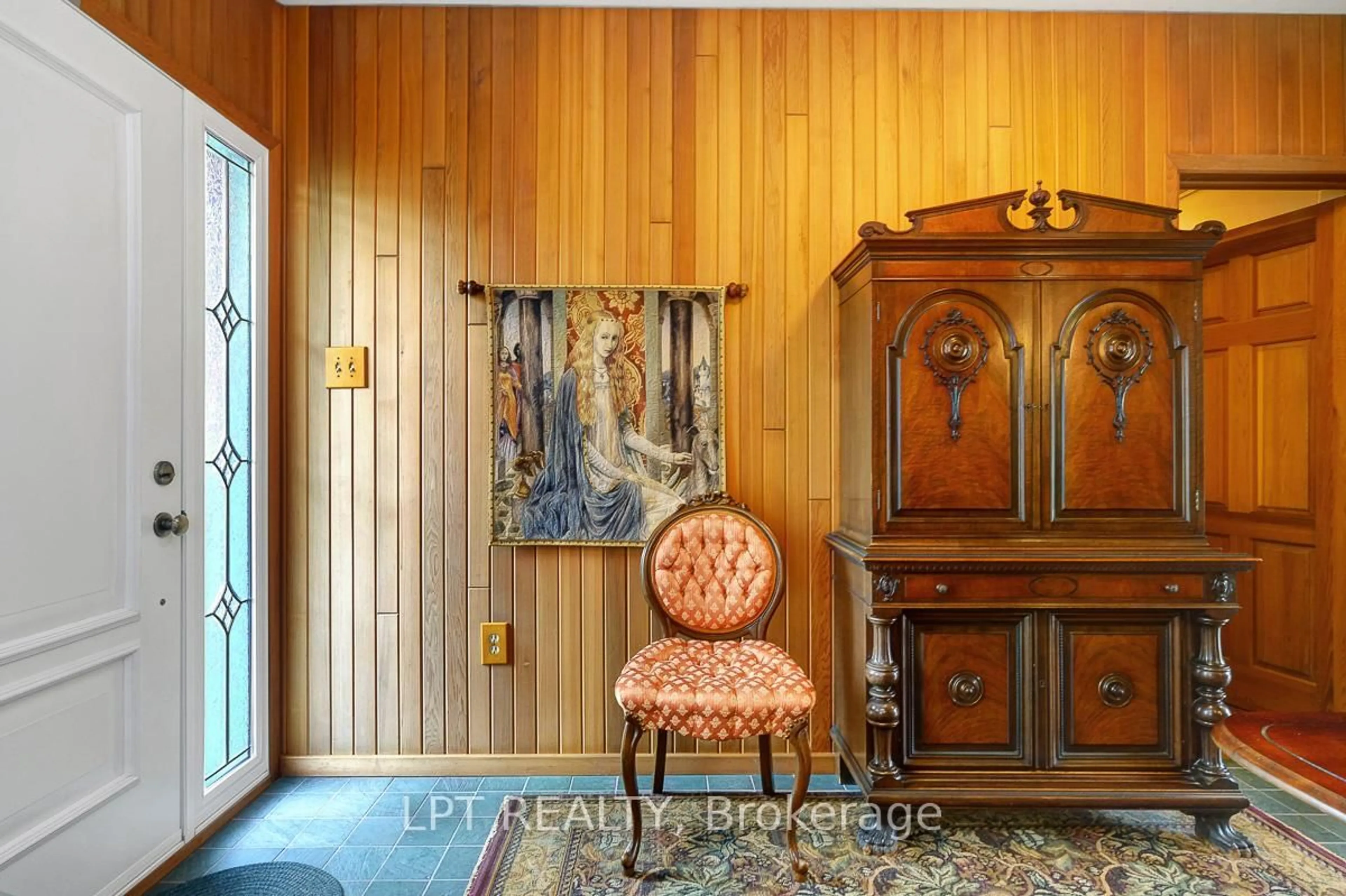 Indoor foyer for 169 Roger Rd, Ottawa Ontario K1H 5C7