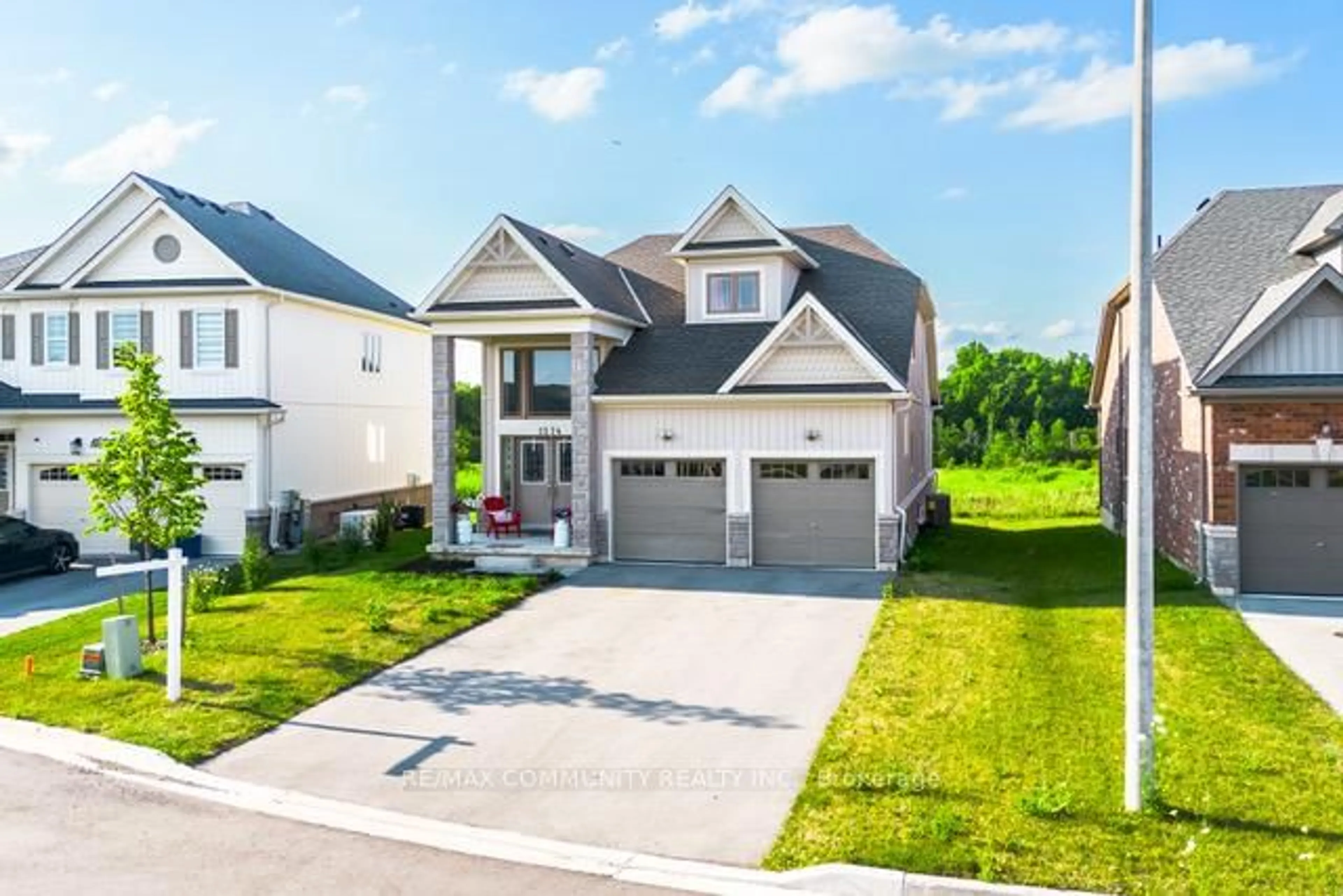 A pic from outside/outdoor area/front of a property/back of a property/a pic from drone, street for 1574 Marina Dr, Fort Erie Ontario L2A 5P2