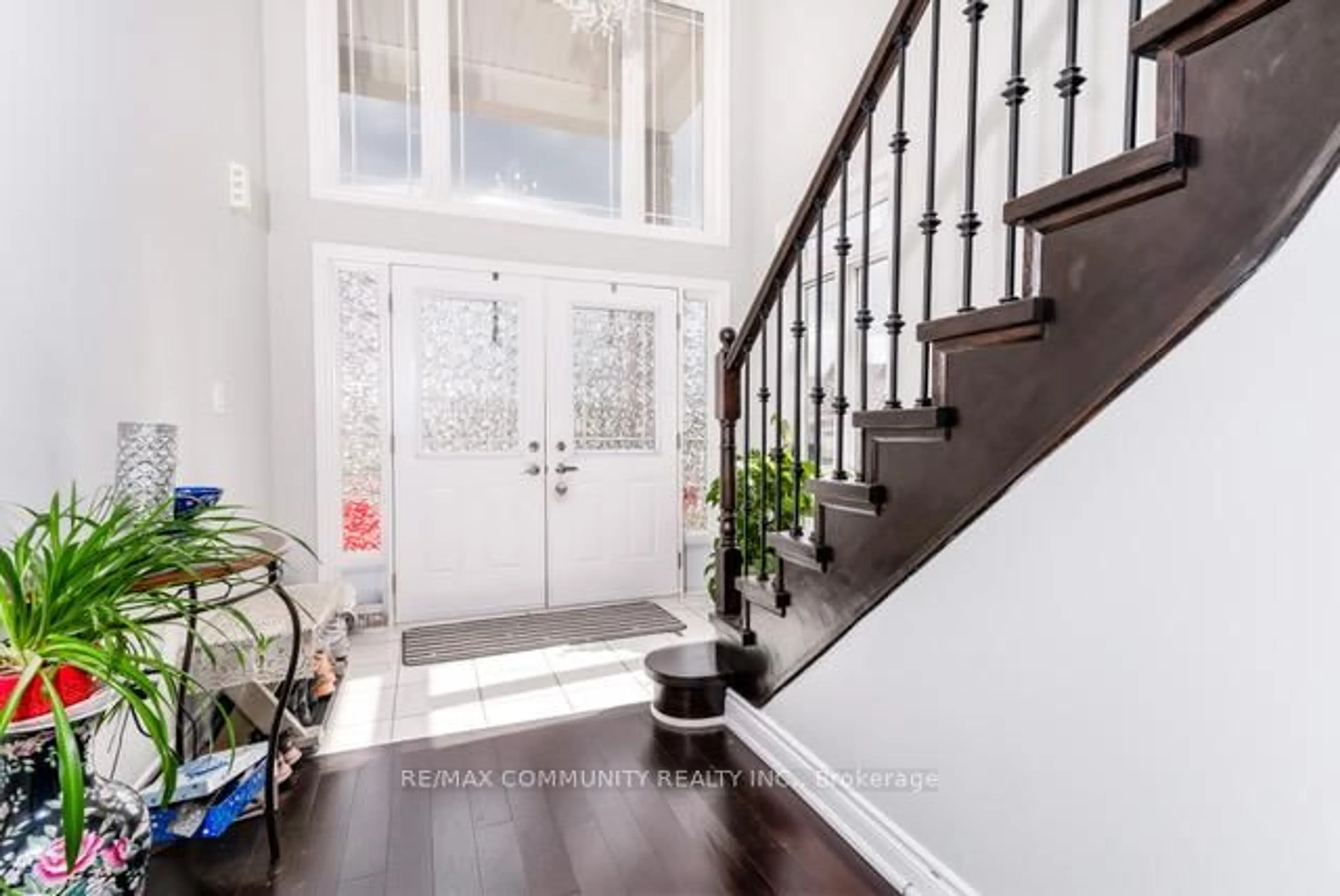 Indoor entryway for 1574 Marina Dr, Fort Erie Ontario L2A 5P2