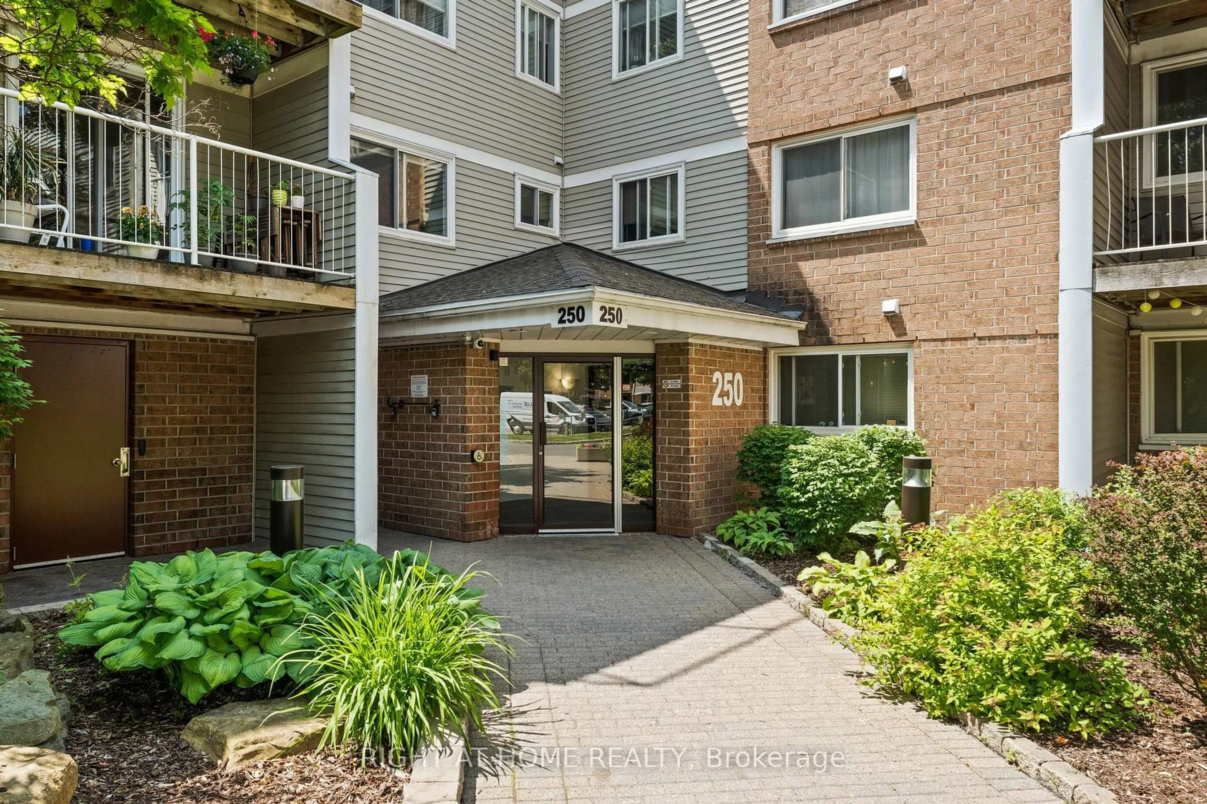 Indoor foyer for 250 BRITTANY Dr #207, Ottawa Ontario K1K 4R2