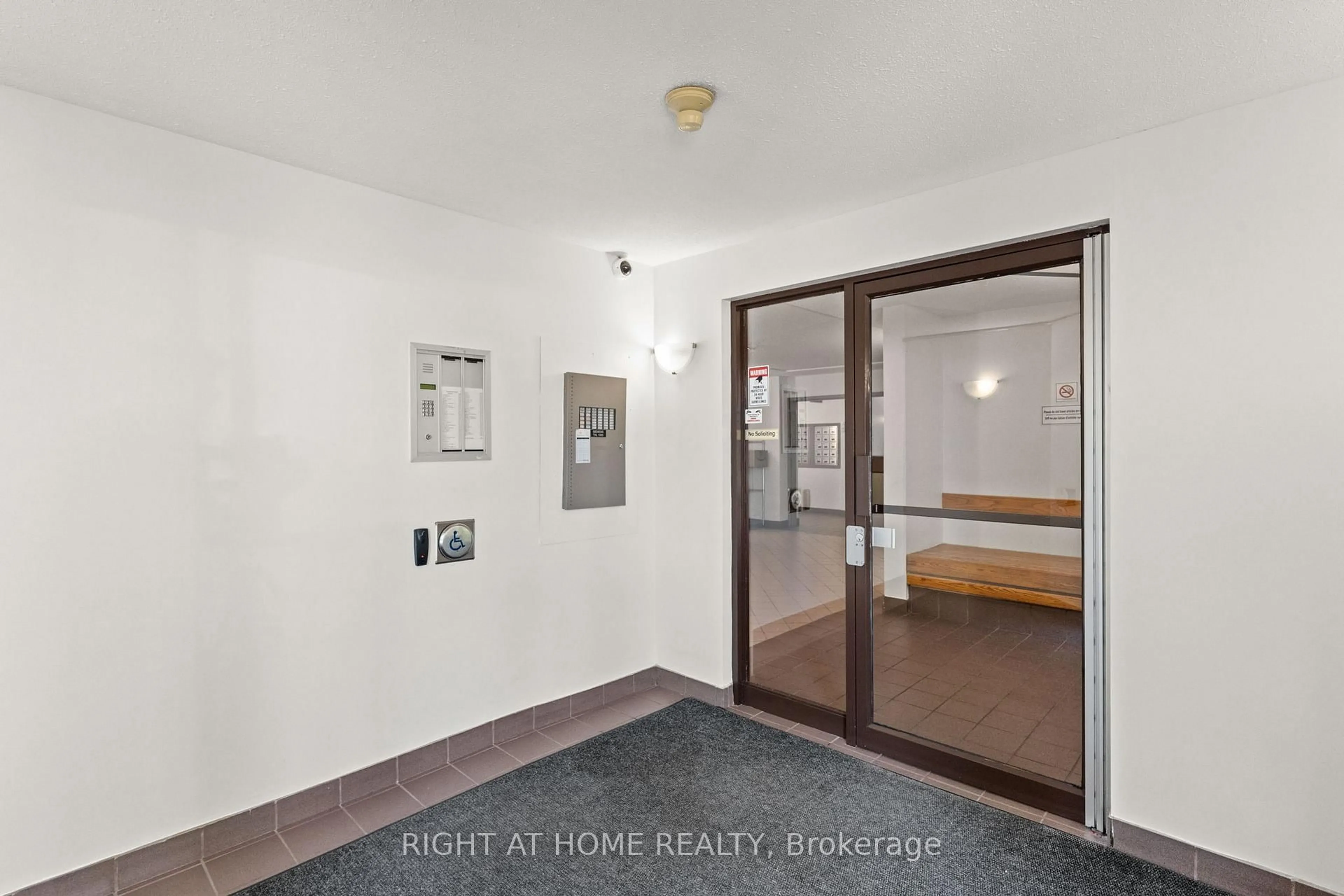 Indoor foyer for 250 BRITTANY Dr #207, Ottawa Ontario K1K 4R2