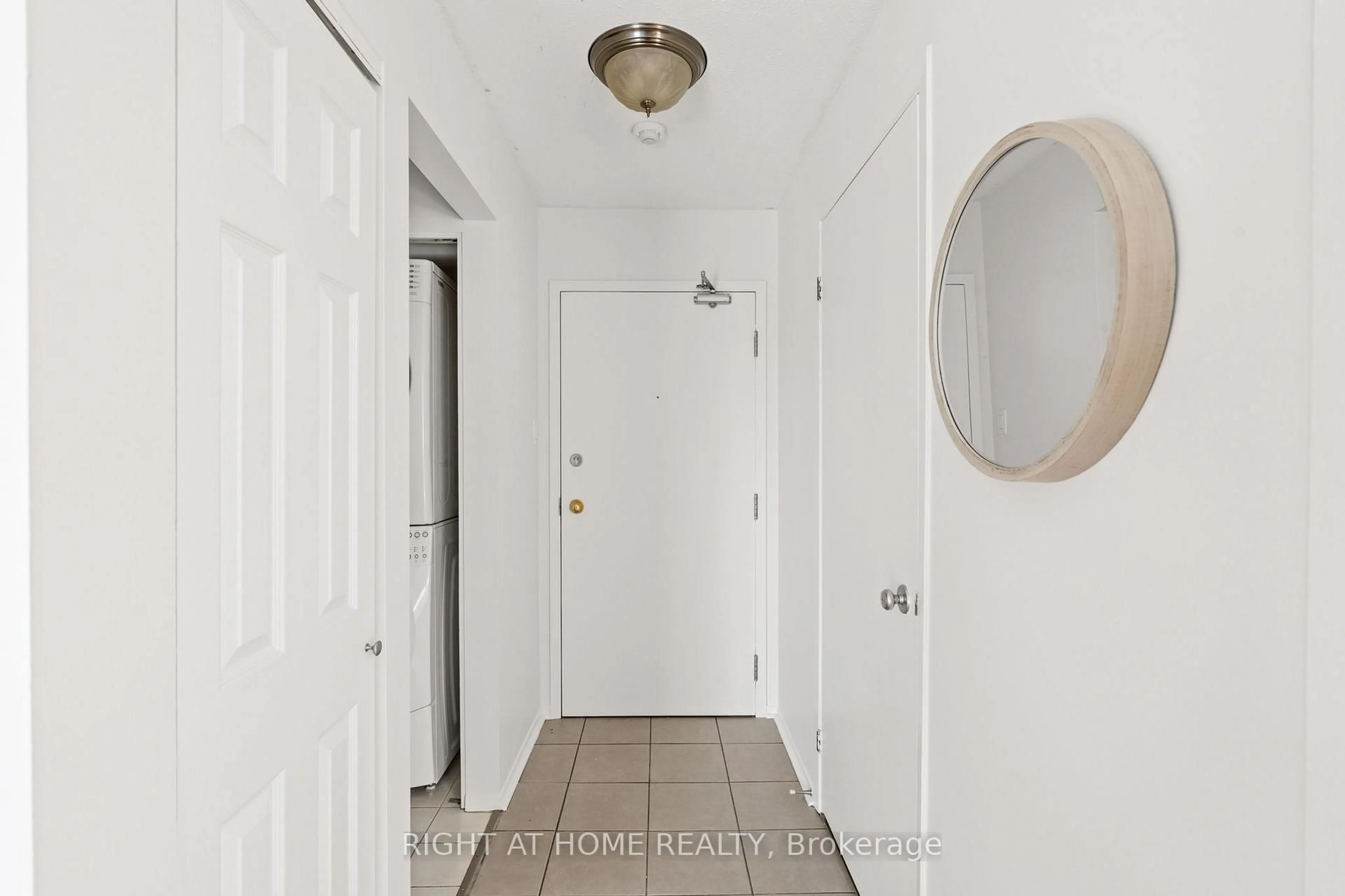 Indoor entryway for 250 BRITTANY Dr #207, Ottawa Ontario K1K 4R2